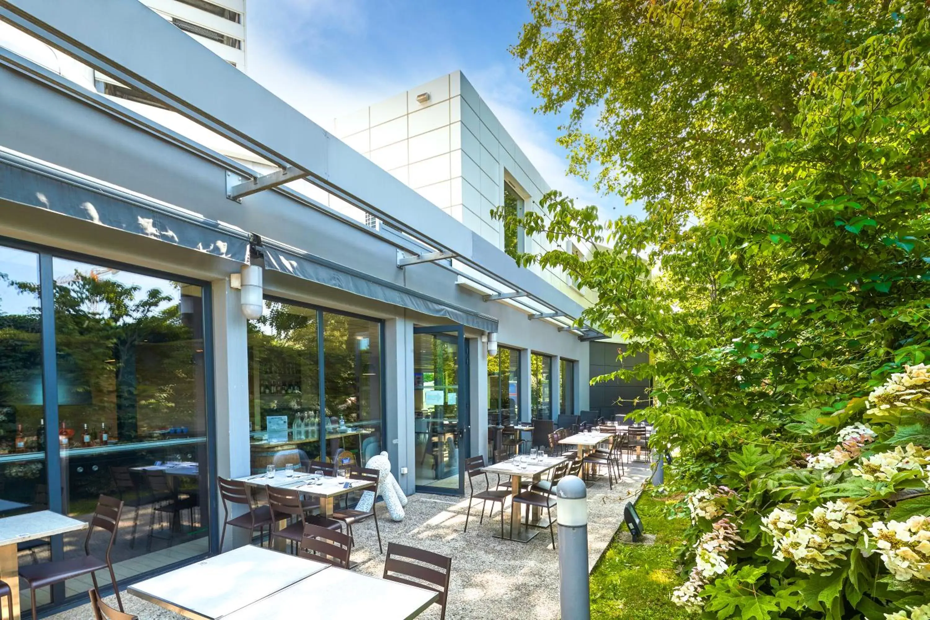 Patio, Restaurant/Places to Eat in Campanile Nantes Centre - Saint Jacques