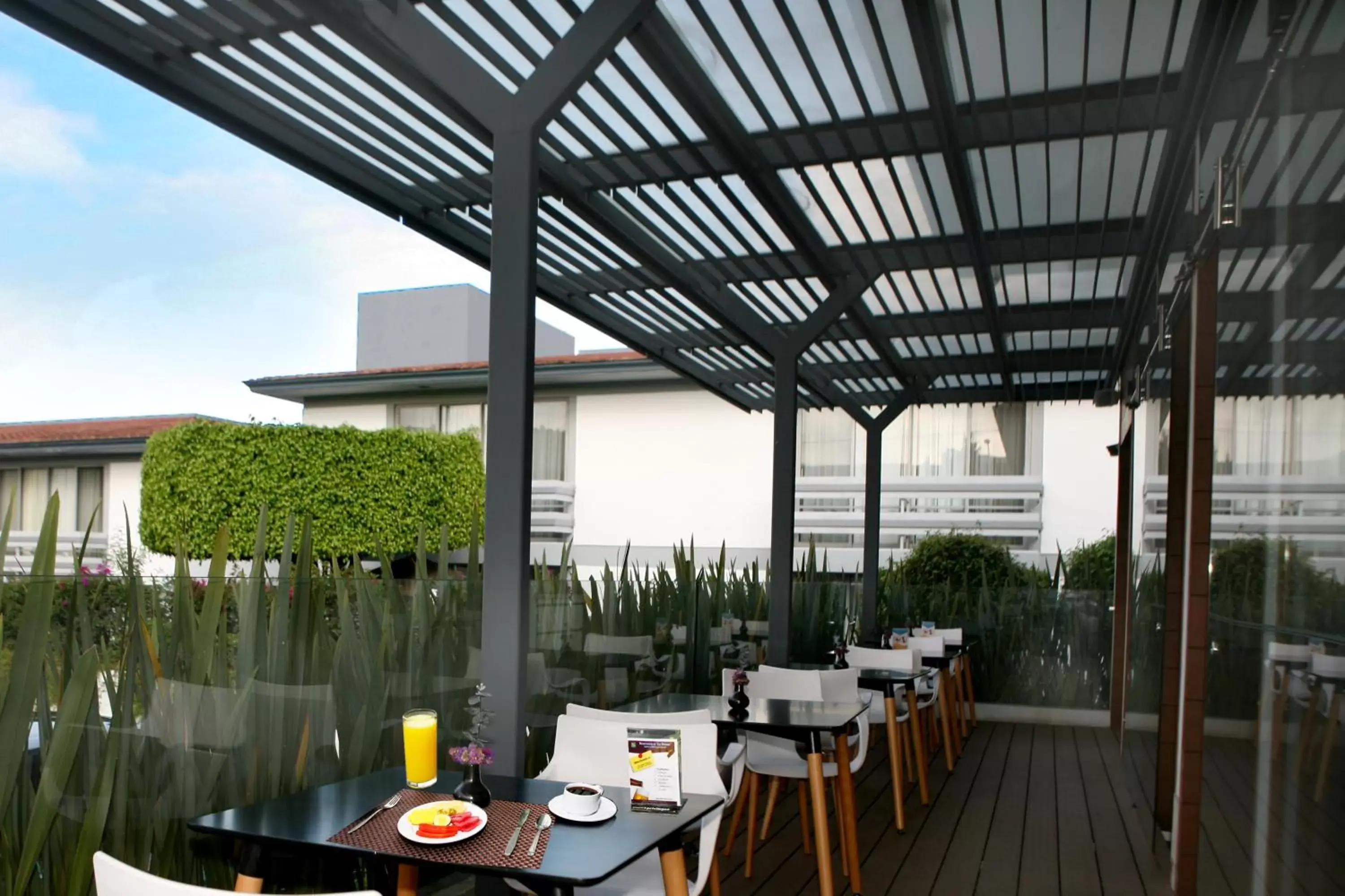 Balcony/Terrace, Restaurant/Places to Eat in Hotel Horizon & Convention Center