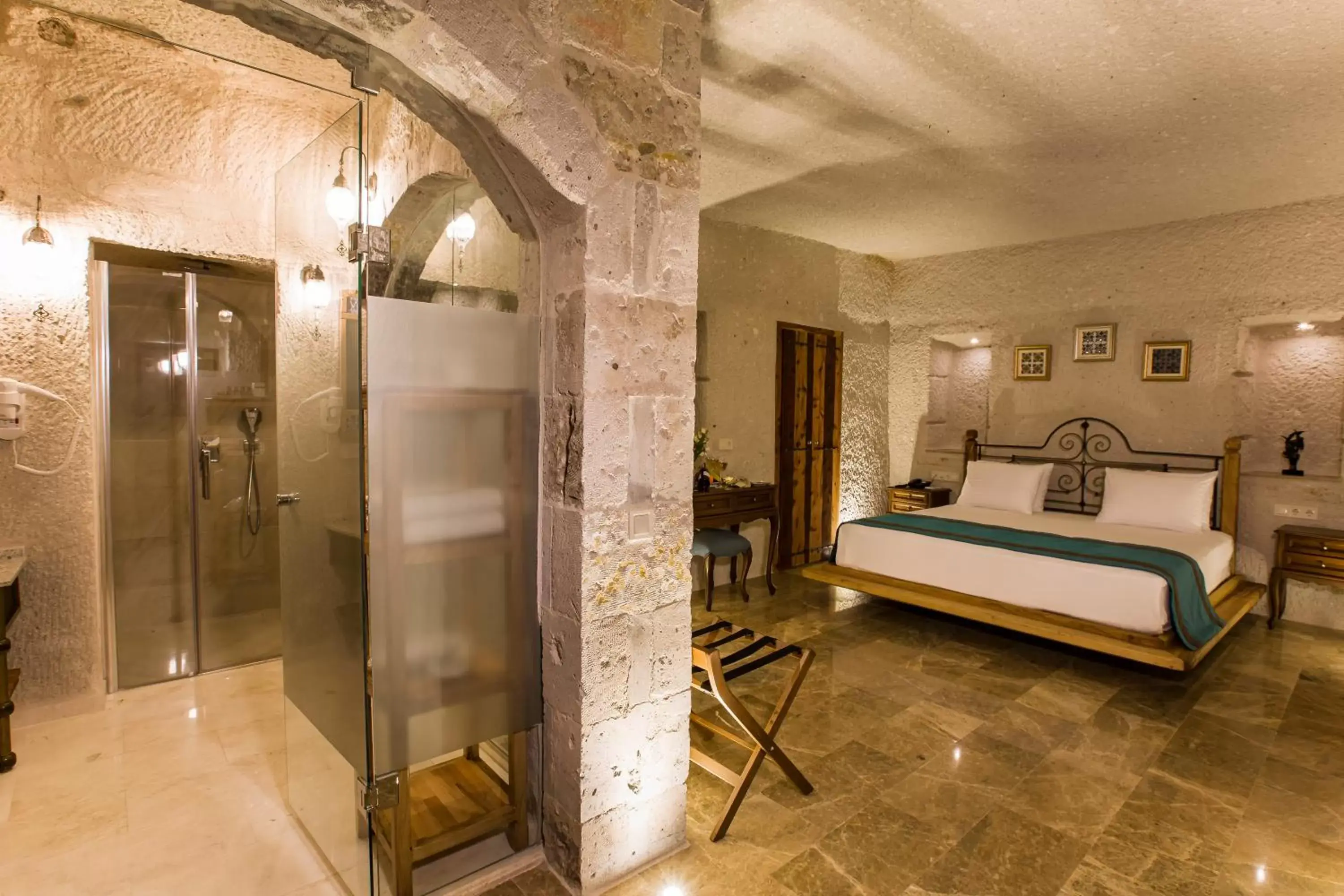 Bedroom, Bathroom in Imperial Cave Suites & Spa