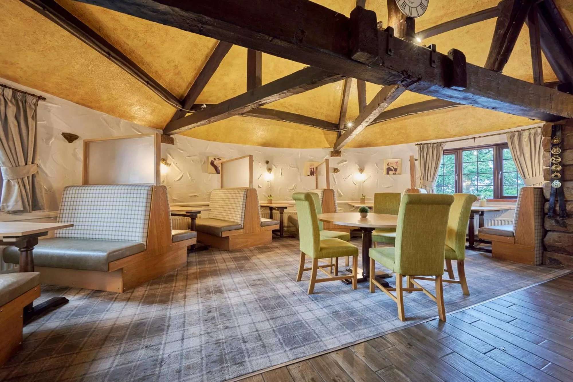 Lounge or bar in The Old Ginn House Inn