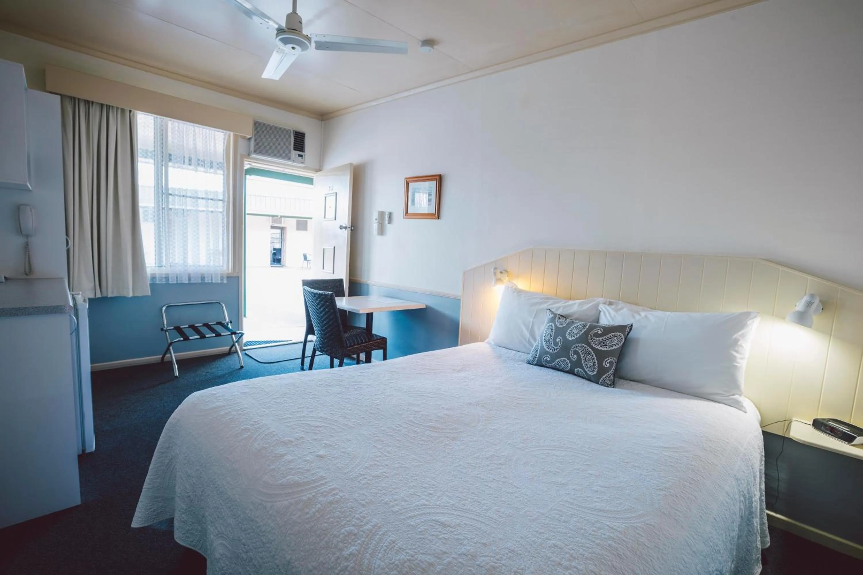 Bed in Boulevard Motel