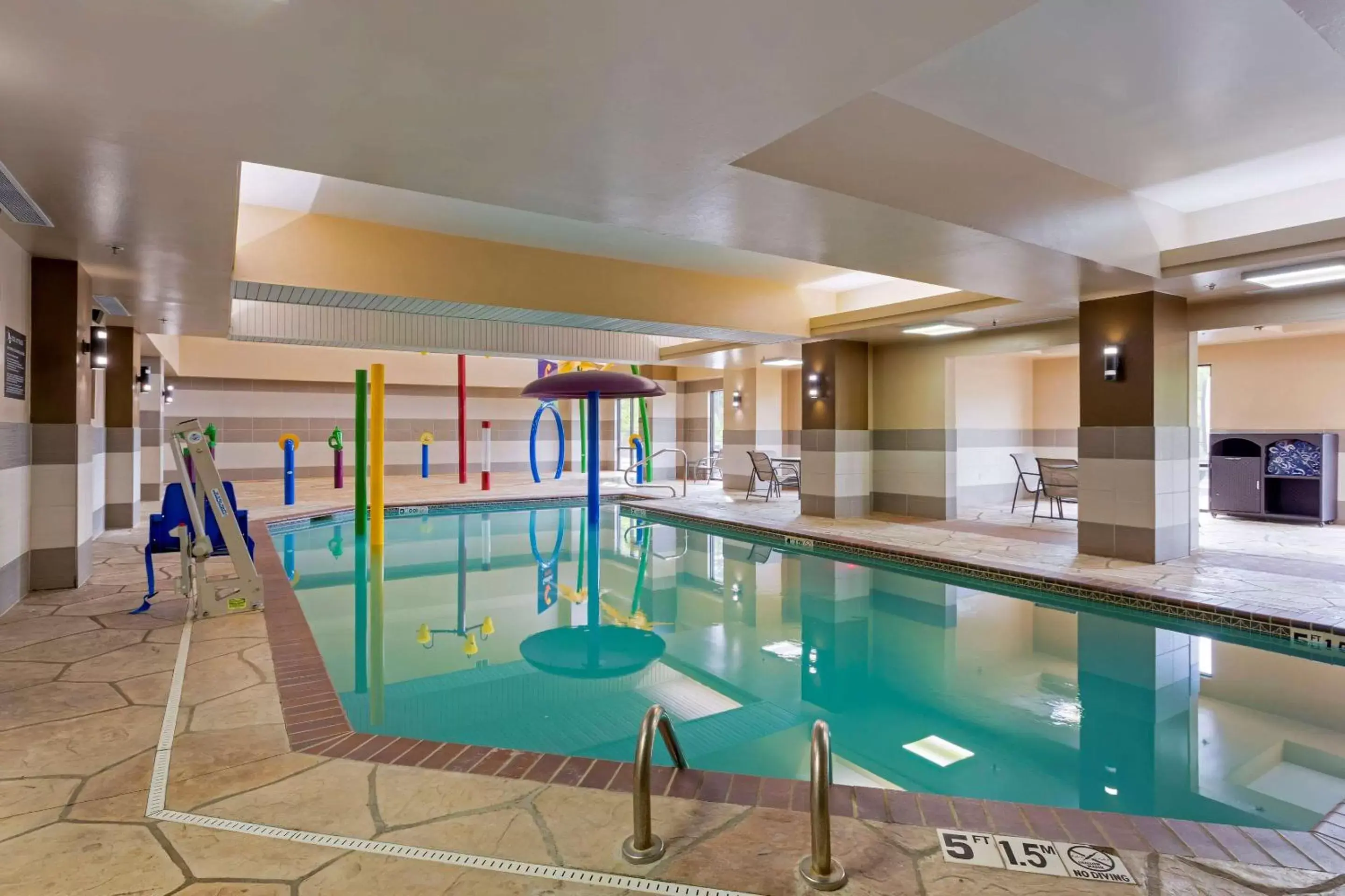 Activities, Swimming Pool in Comfort Suites Little Rock