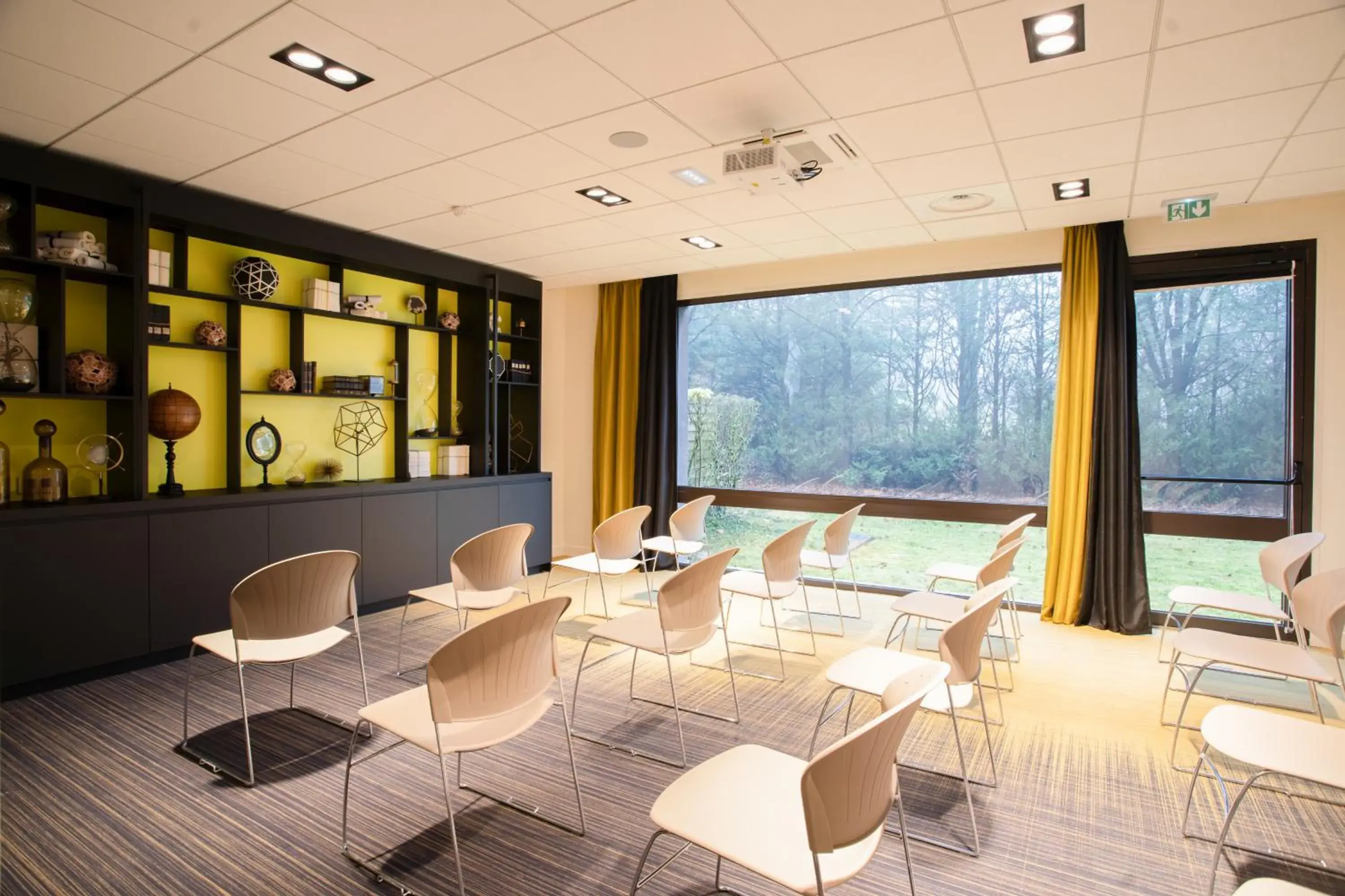 Meeting/conference room, Restaurant/Places to Eat in Park & Suites Elégance Genève-Ferney Voltaire