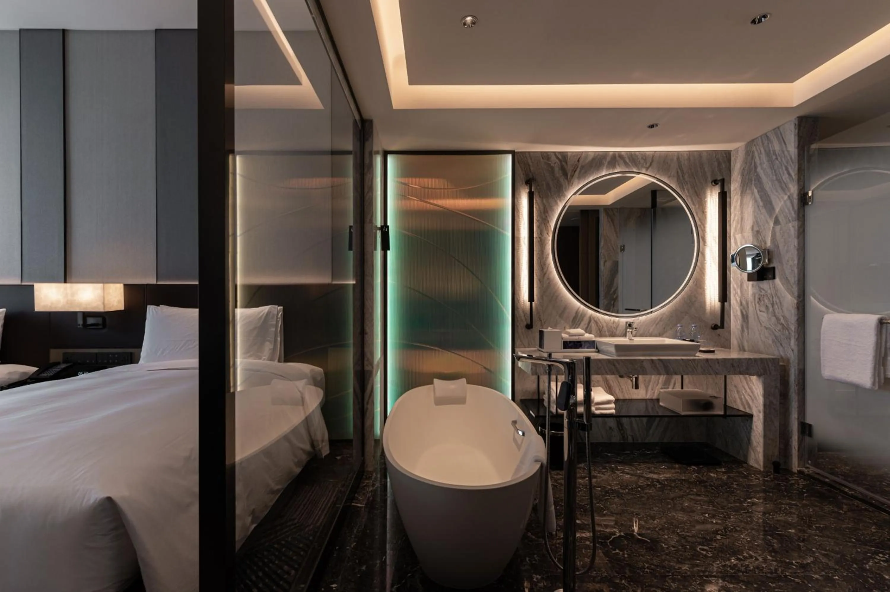 Bathroom, Bed in Renaissance Changzhou Wujin Hotel