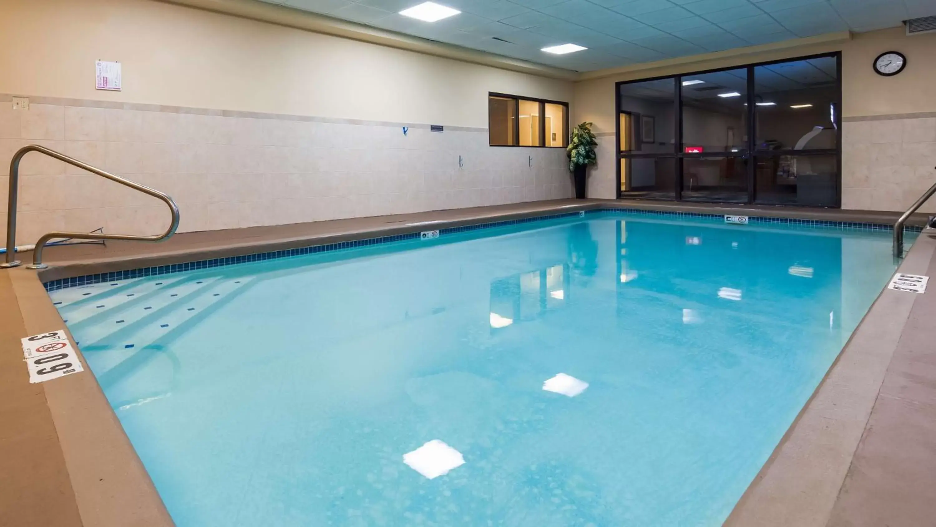 On site, Swimming Pool in Best Western Plus Kansas City Airport - KCI East