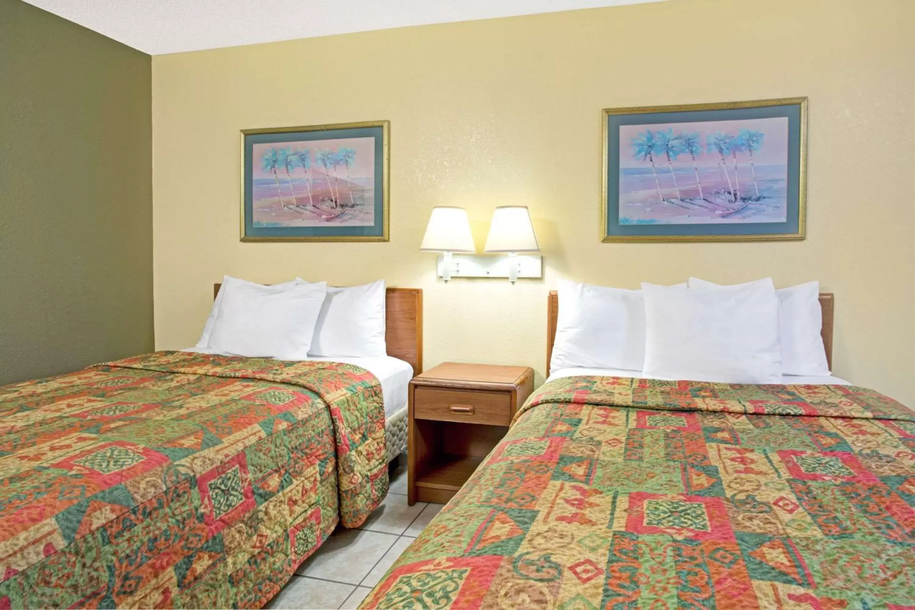 Photo of the whole room, Bed in Days Inn by Wyndham Cocoa Cruiseport West At I-95/524