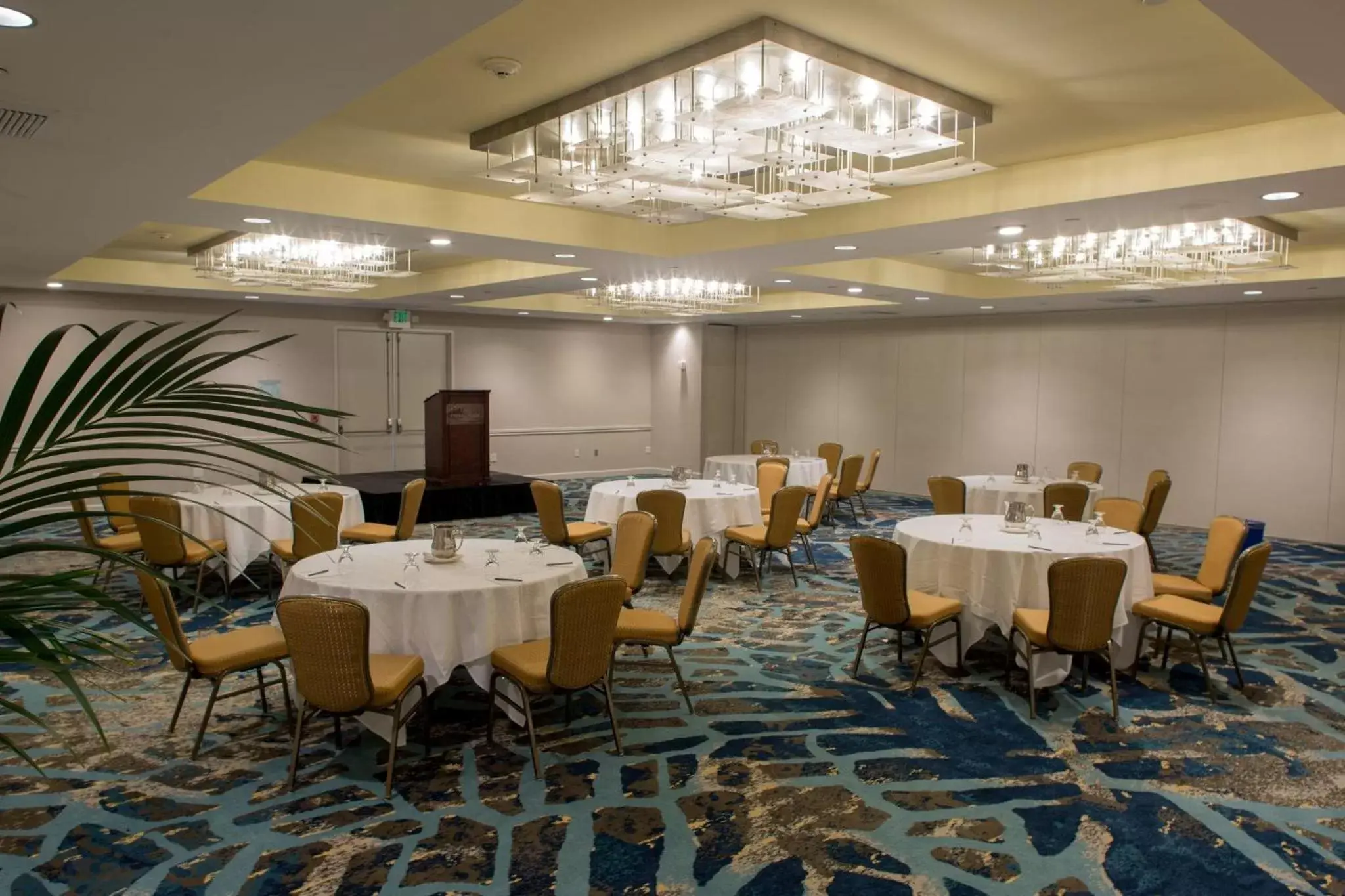 Meeting/conference room in Crowne Plaza Hotel Ventura Beach, an IHG Hotel