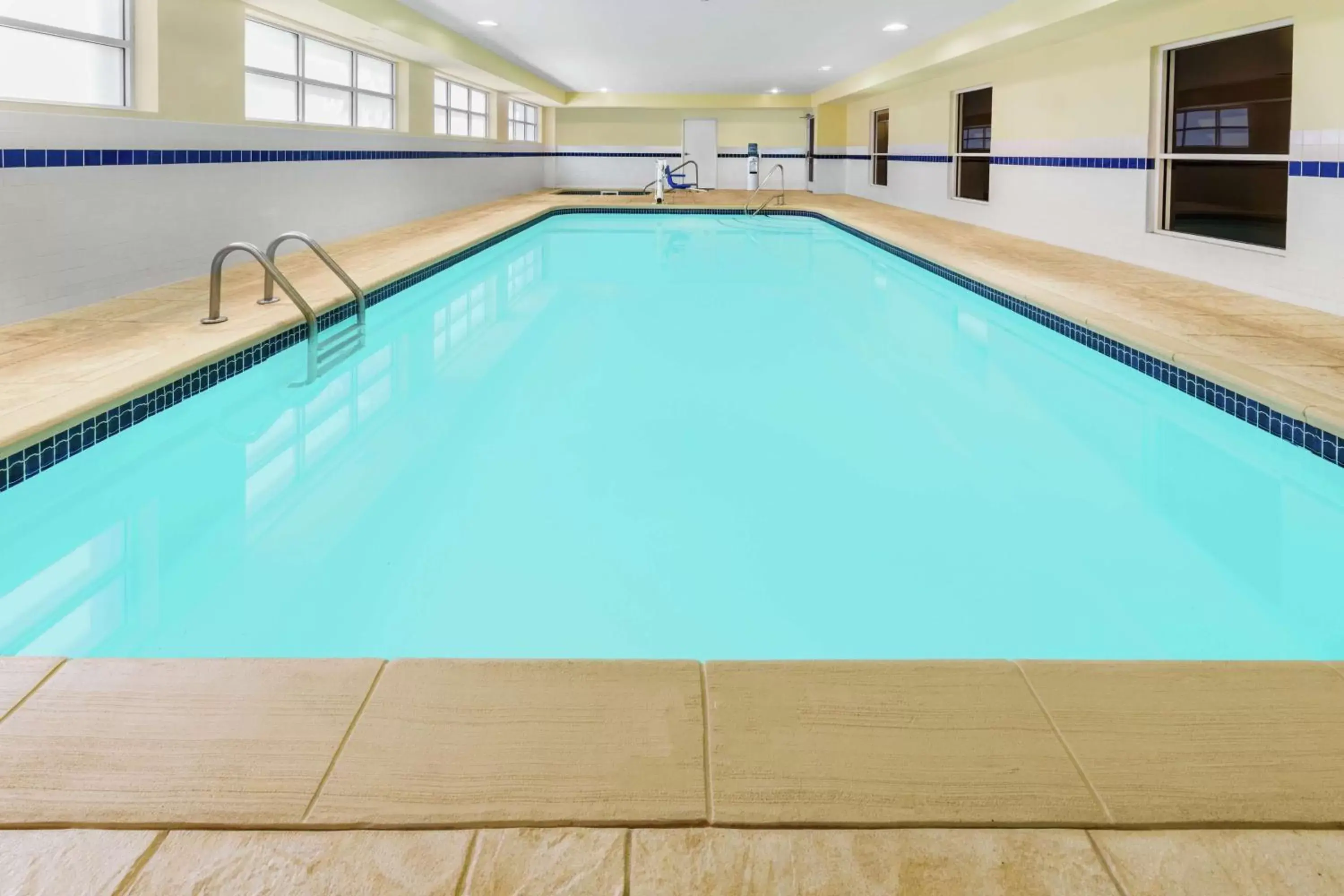 Swimming Pool in Hampton Inn South Heritage Park