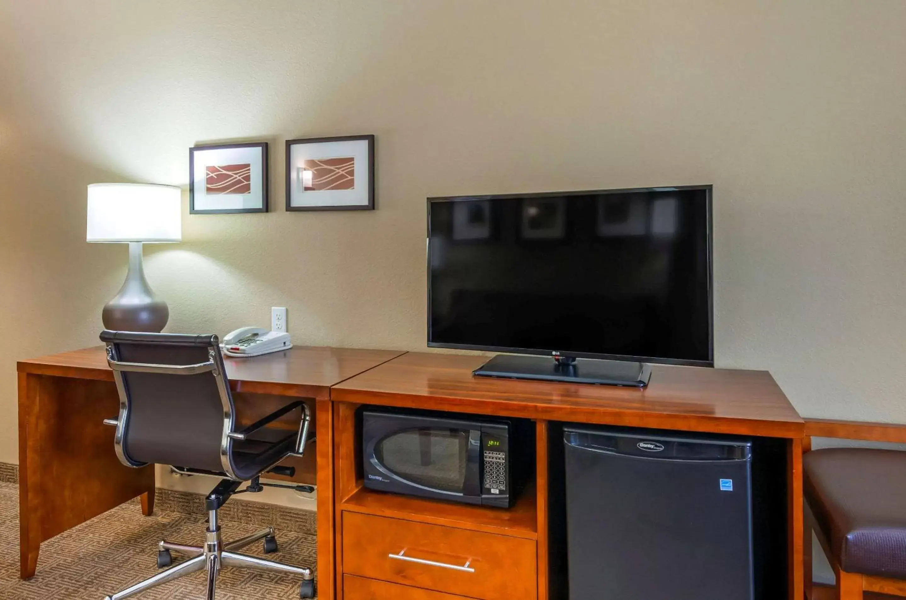 Photo of the whole room, TV/Entertainment Center in Comfort Inn & Suites Lynchburg Airport - University Area