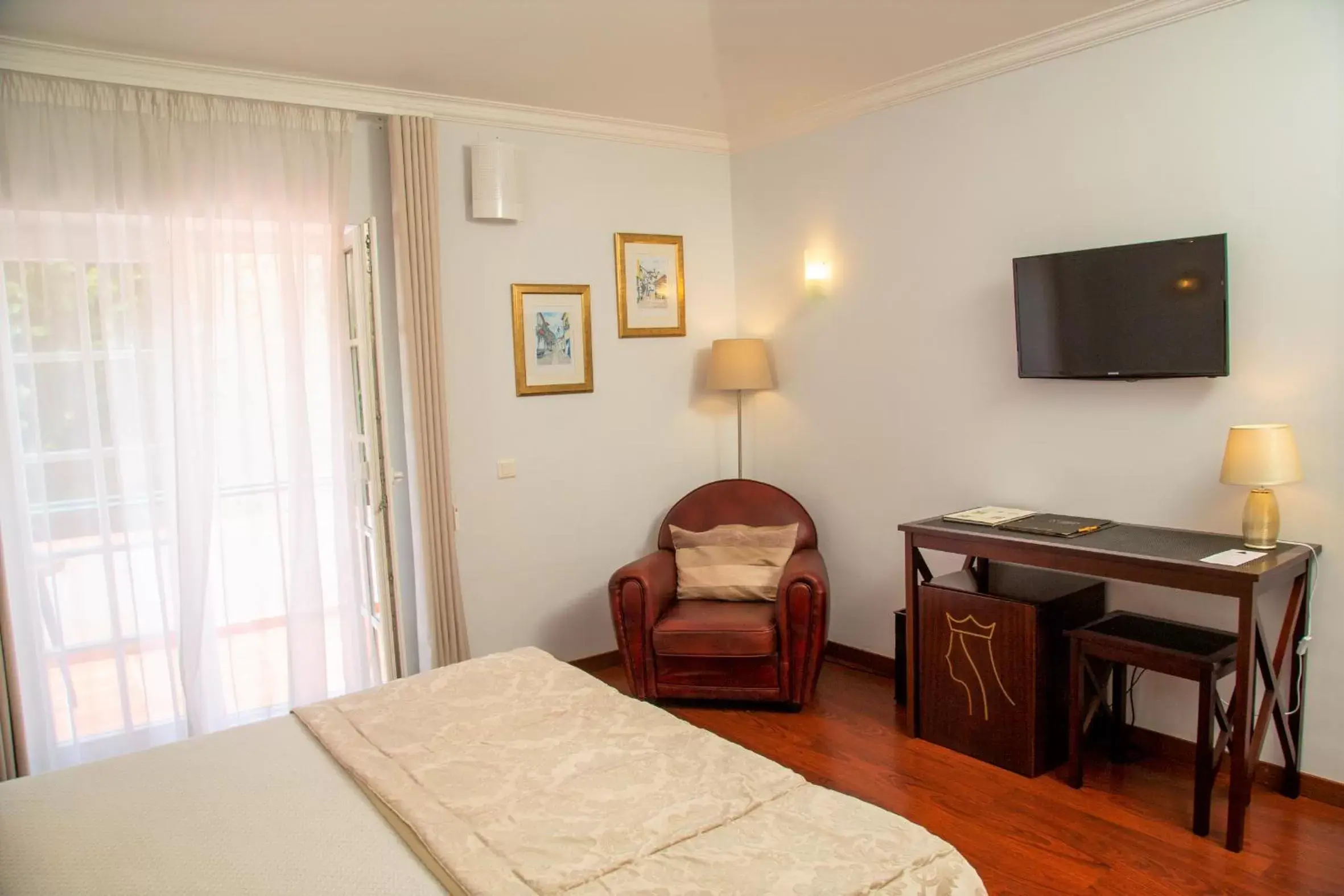 Bed, TV/Entertainment Center in Casa Senhoras Rainhas - Óbidos - by Unlock Hotels