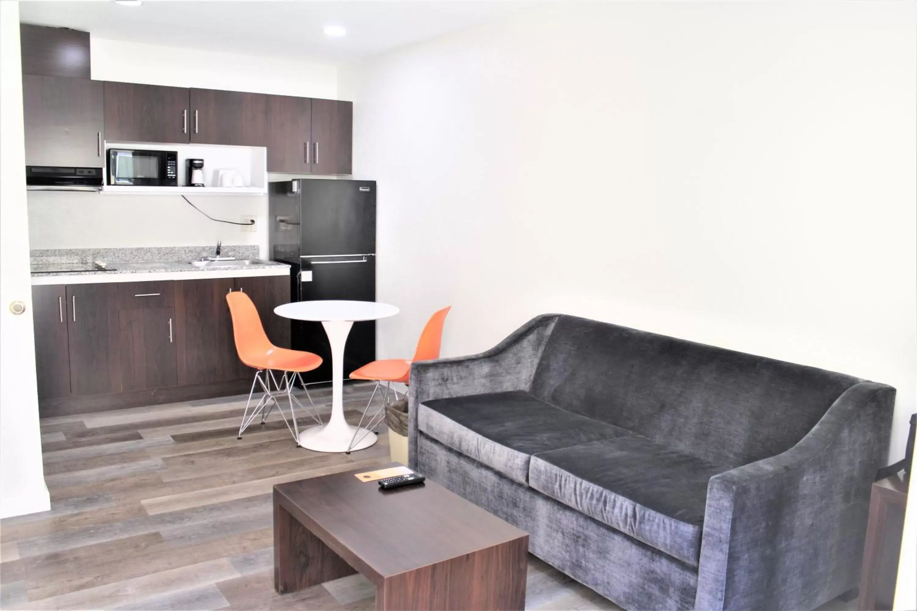 Kitchen or kitchenette, Seating Area in Howard Johnson by Wyndham Chula Vista/San Diego Suite Hotel