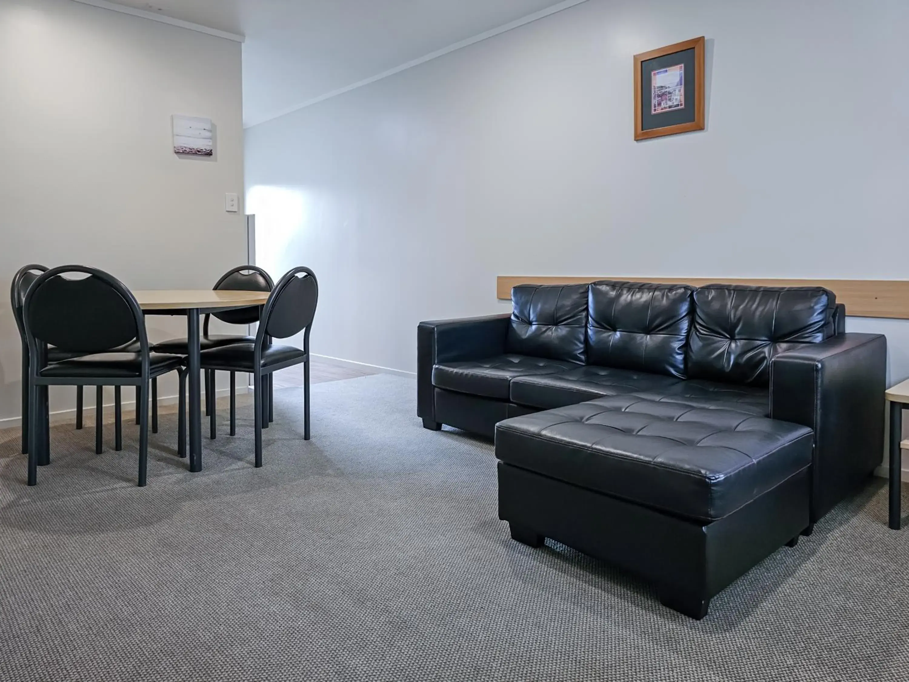 Seating Area in Captain Cook Motor Lodge