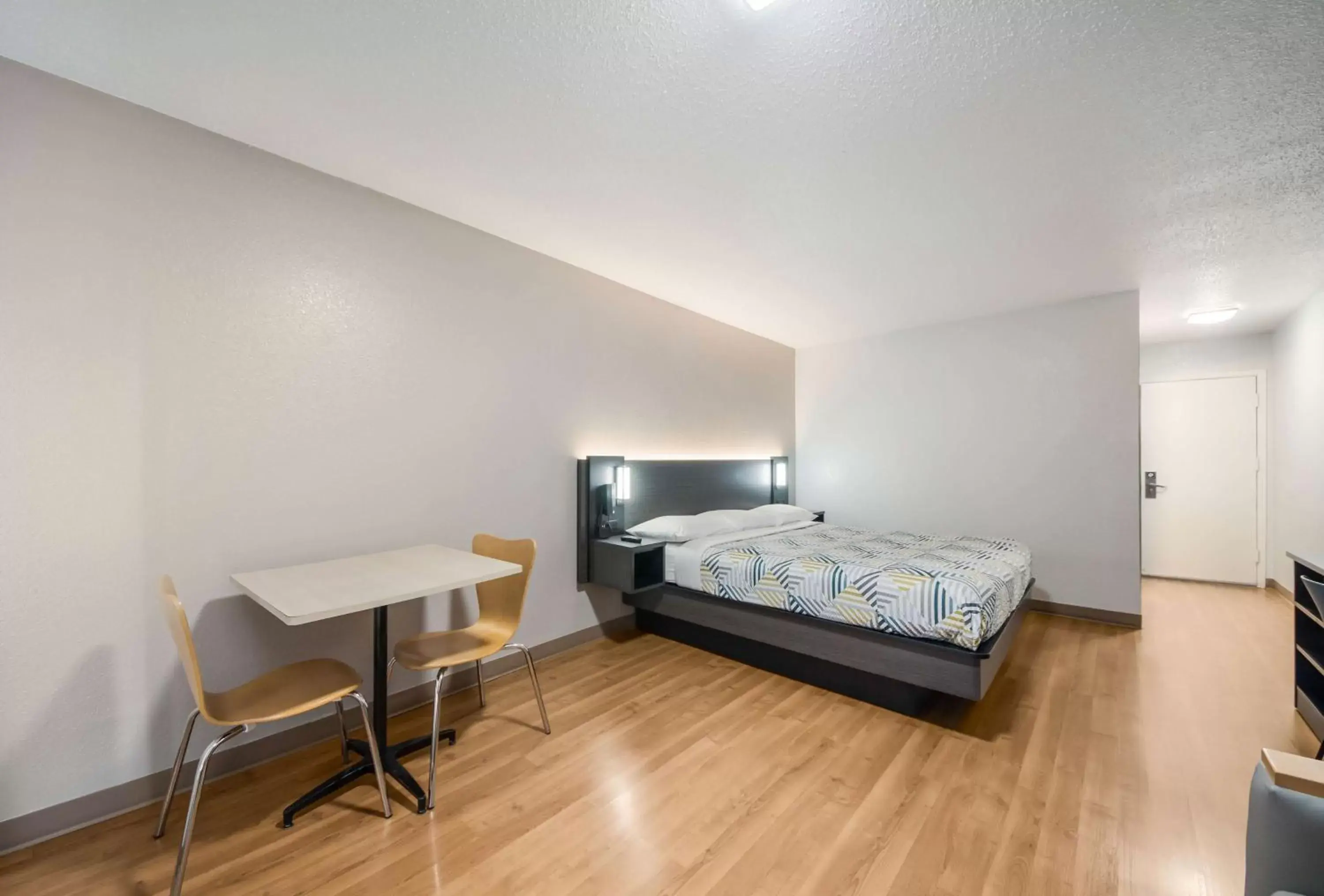 Photo of the whole room, Bed in Motel 6-Laredo, TX - North I-35 Photo of the whole room, Bed in Motel 6-Laredo, TX - North I-35