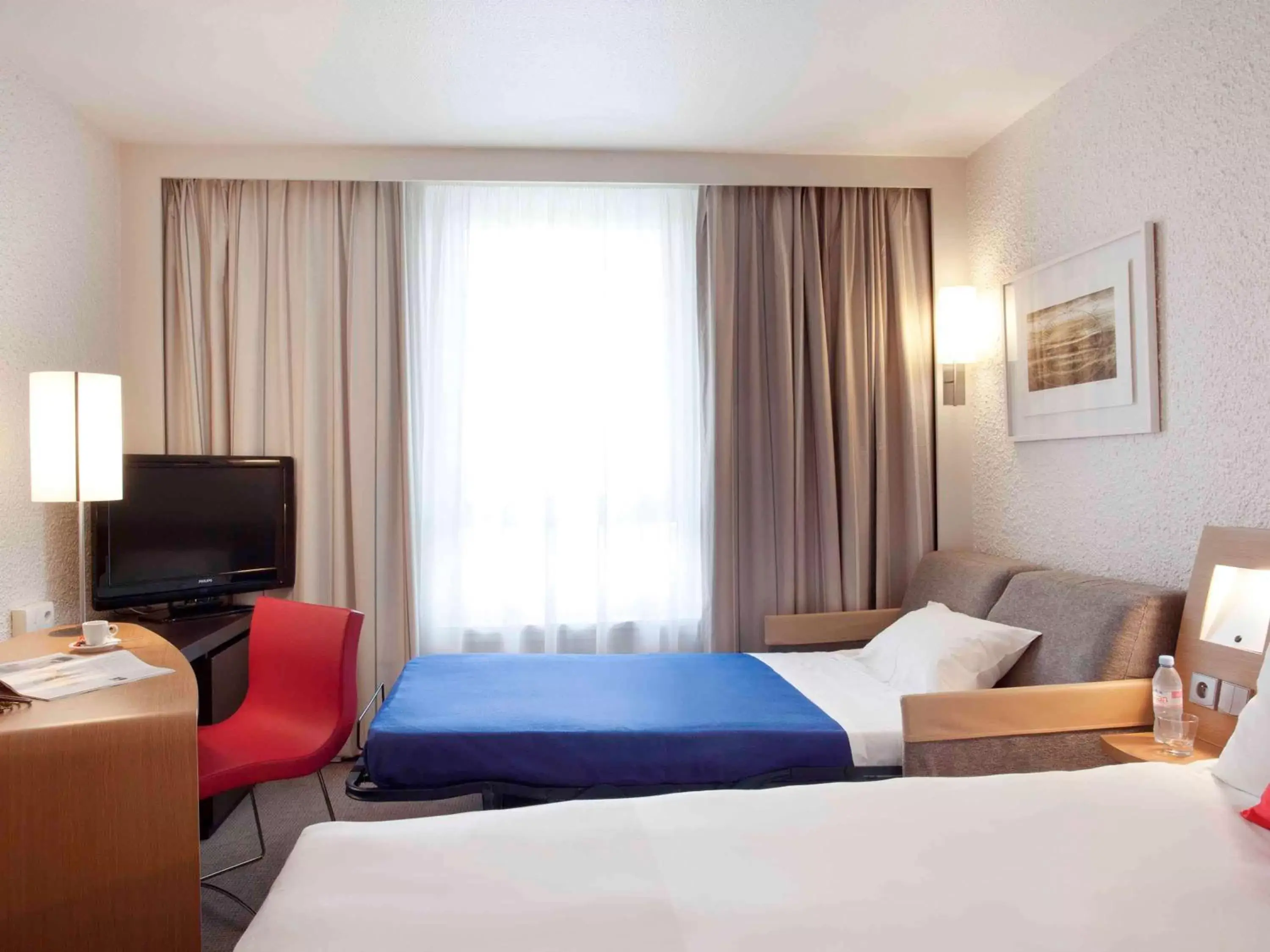 Photo of the whole room, Bed in Novotel Grenoble Centre