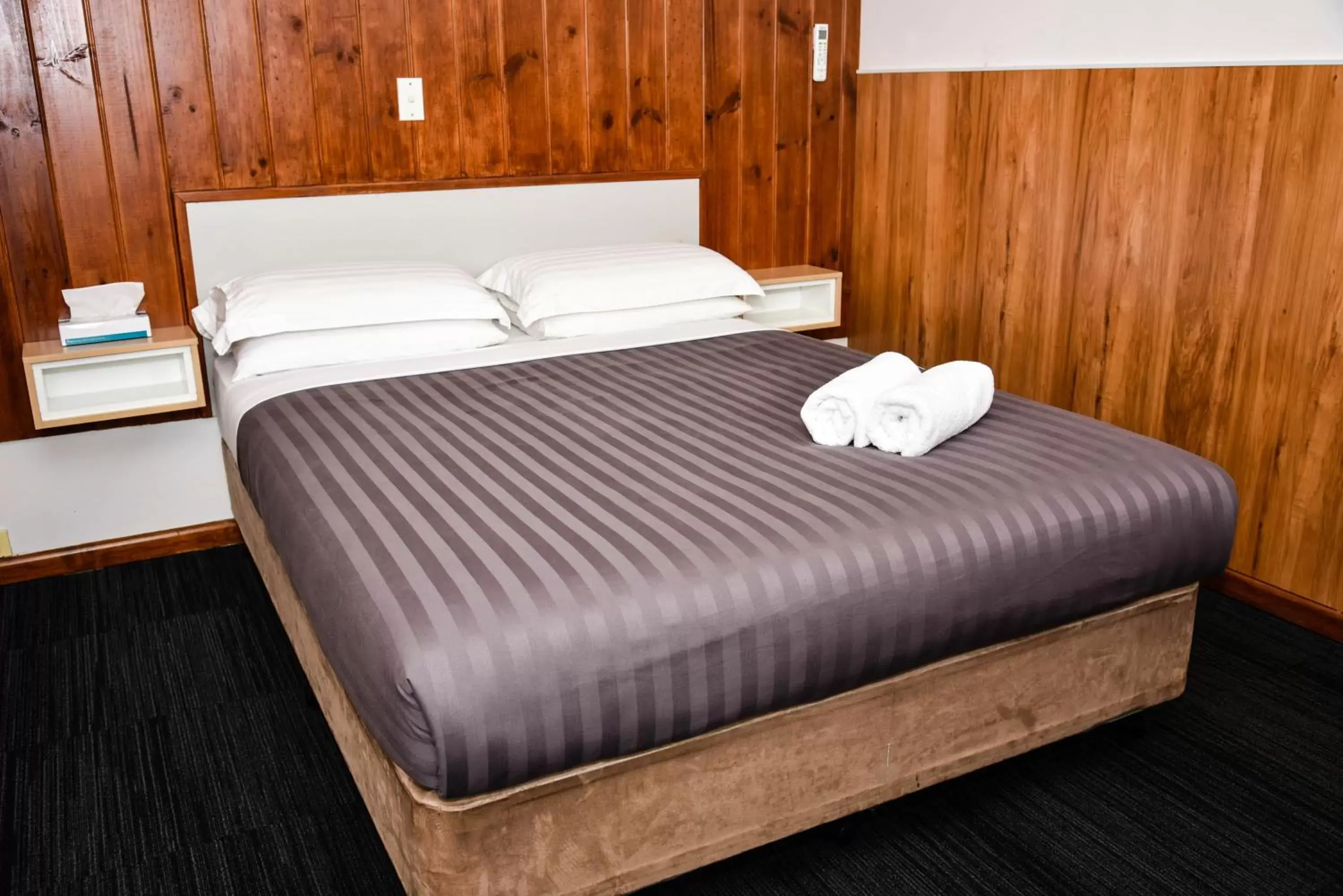 Bedroom, Bed in Hobart Tower Motel