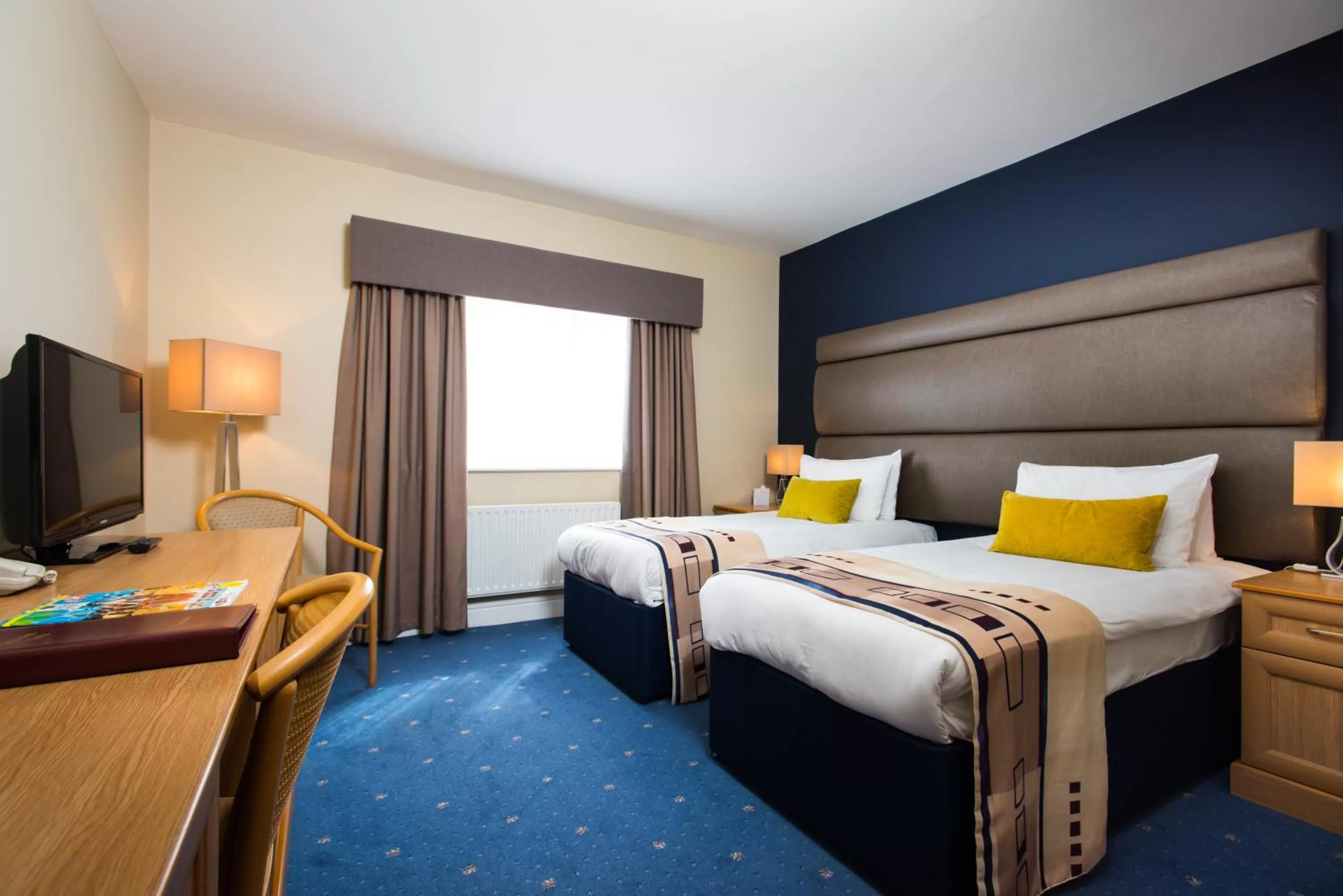 Photo of the whole room, Bed in Mercure Newbury West Grange Hotel