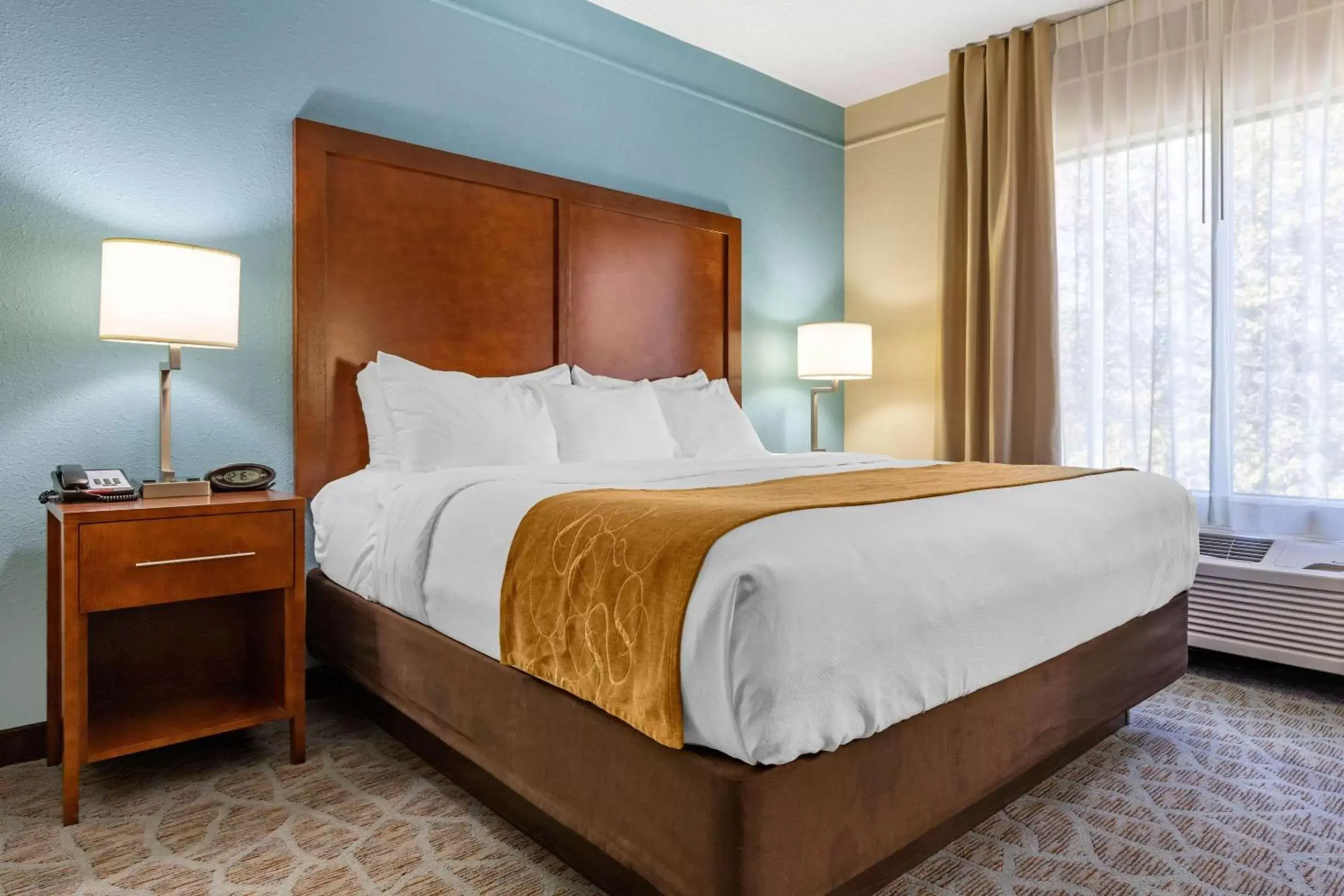 Bedroom, Bed in Comfort Suites Southport - Oak Island