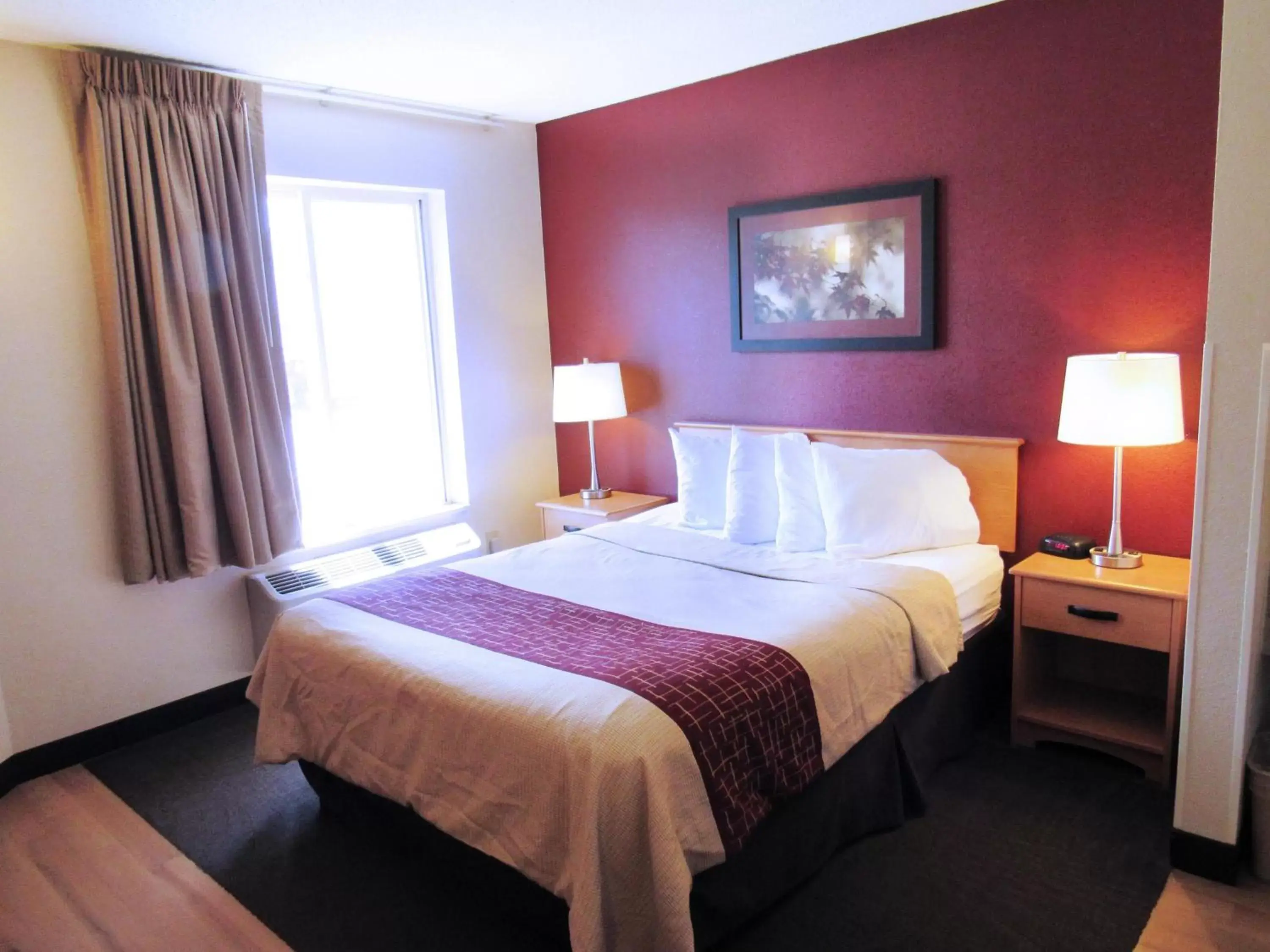 Photo of the whole room, Bed in Red Roof Inn Fargo - I-94/Medical Center