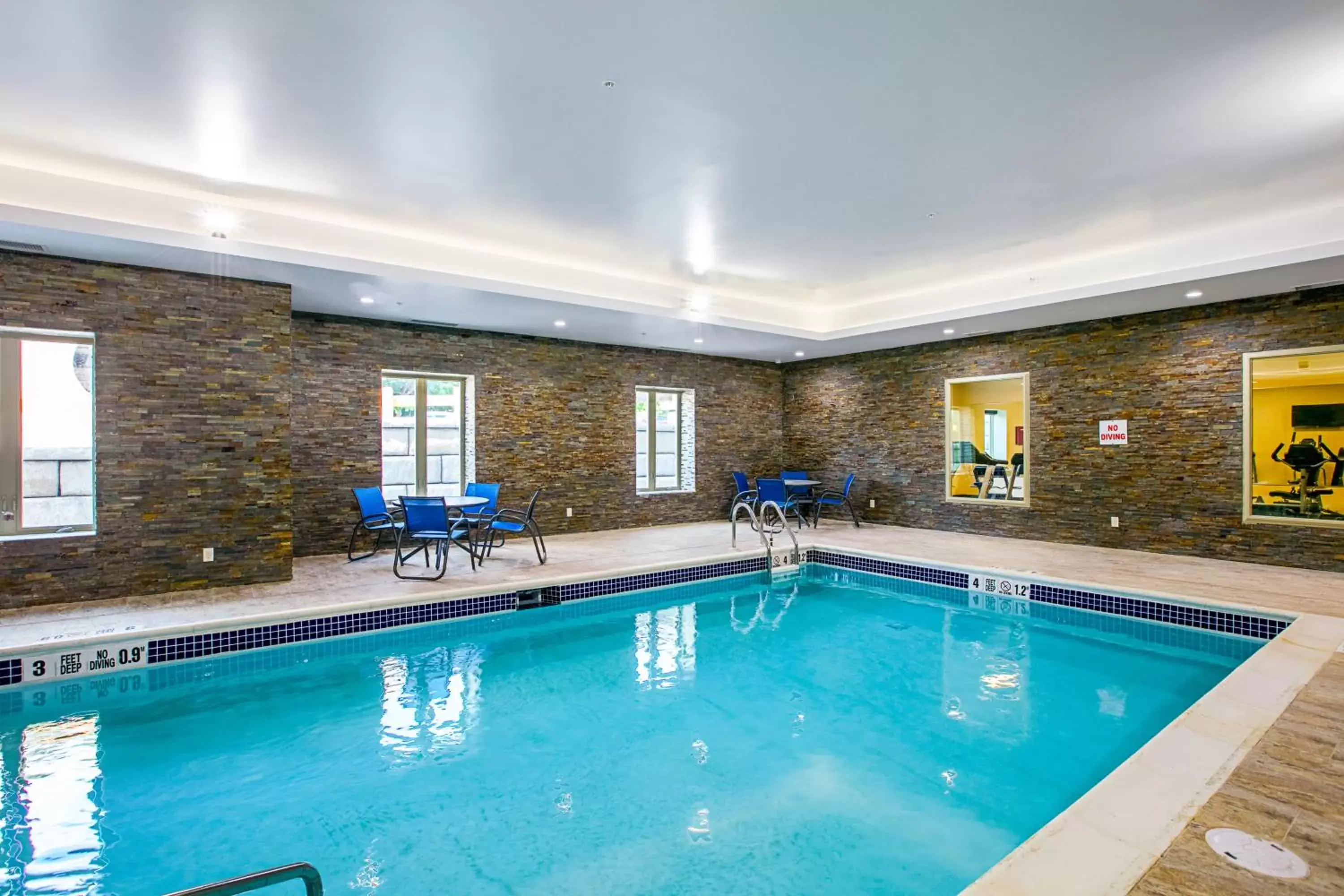 Swimming pool in Comfort Suites Fishkill near Interstate 84 Swimming pool in Comfort Suites Fishkill near Interstate 84