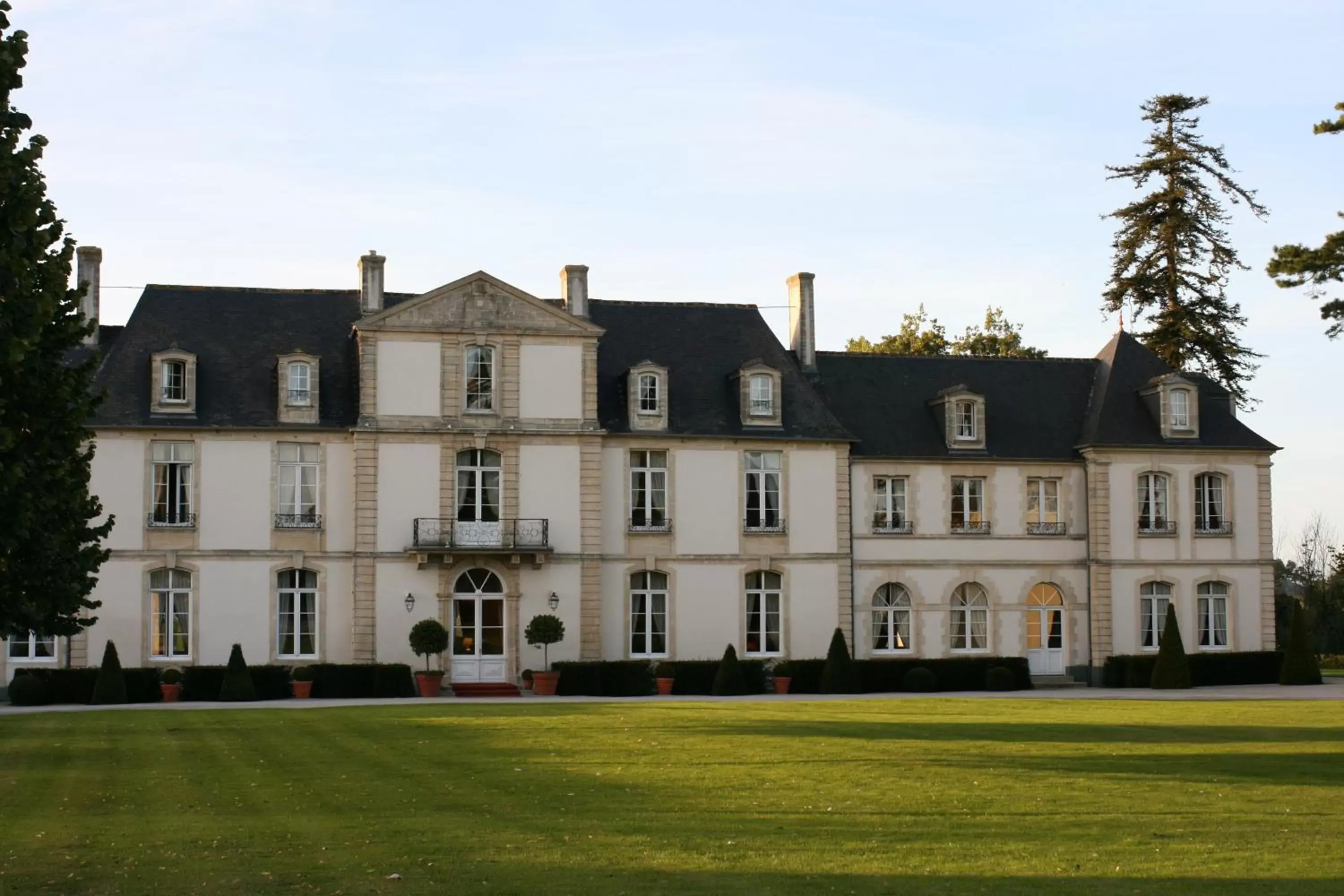 Facade/entrance, Property Building in Grand Hôtel "Château de Sully" - Piscine & Spa