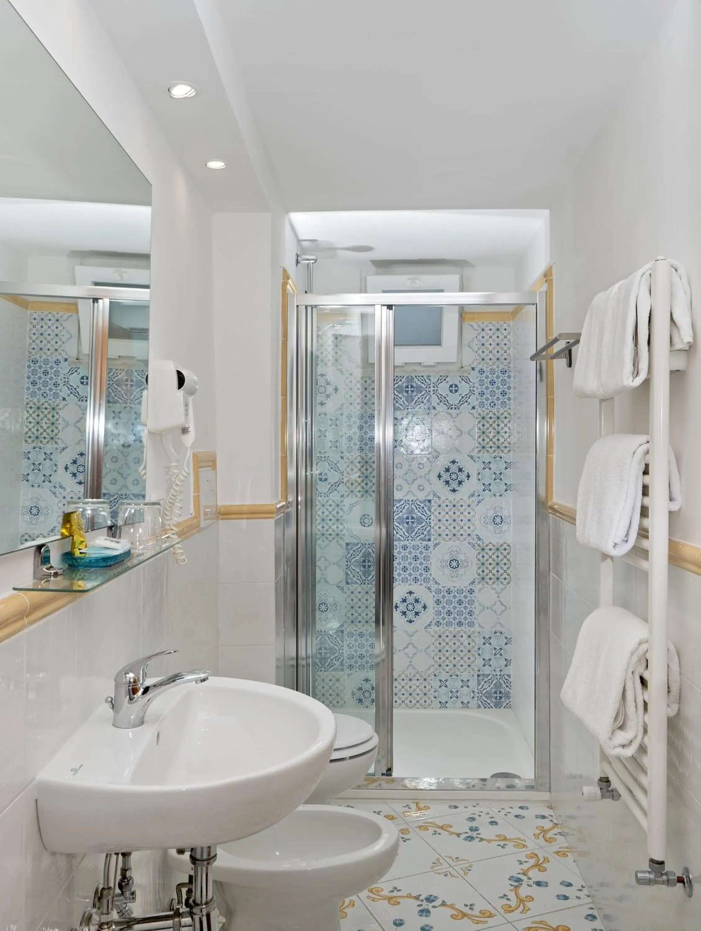 Shower, Bathroom in Hotel Il Girasole