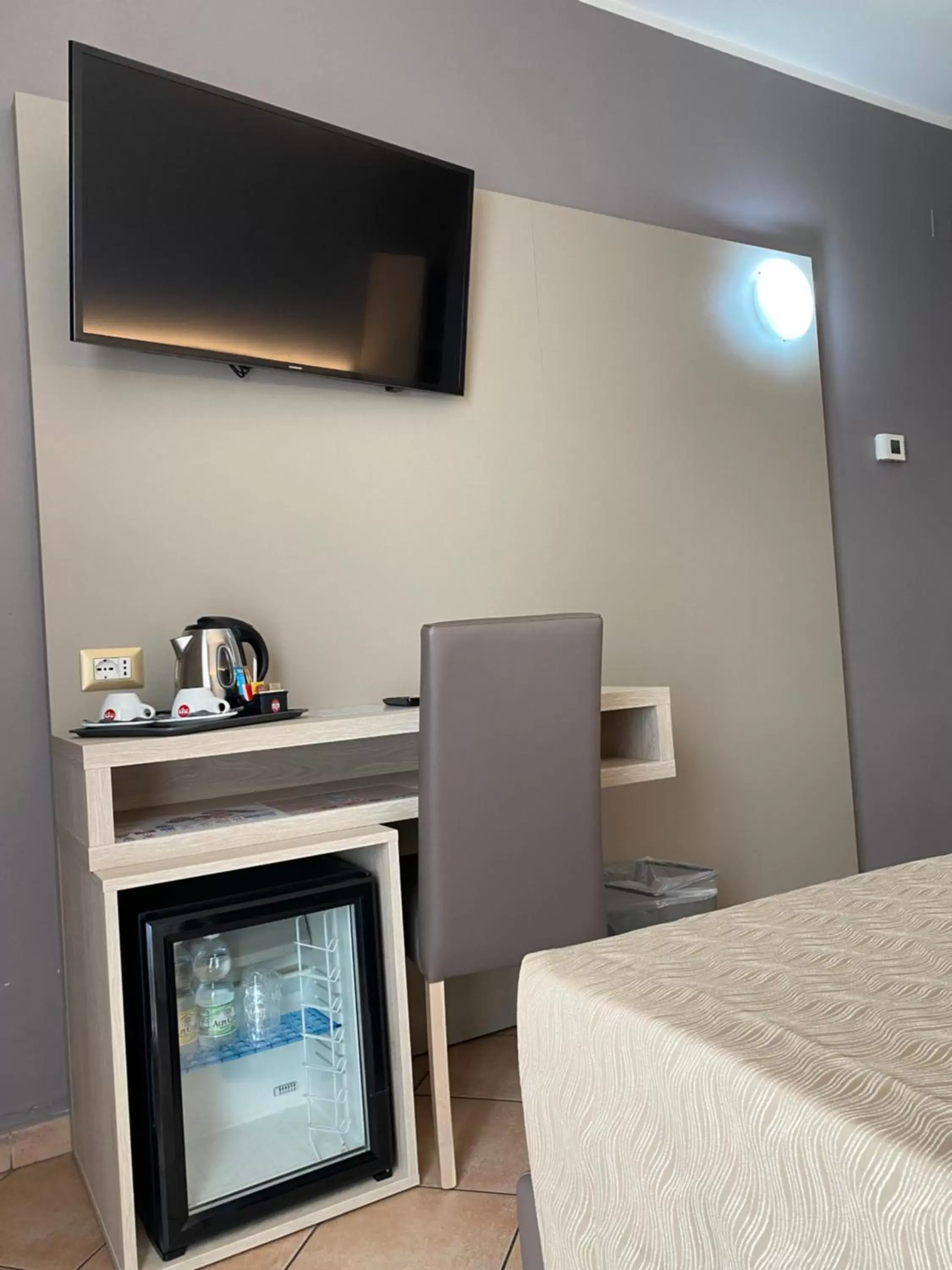 oven, TV/Entertainment Center in Hotel Miramonti