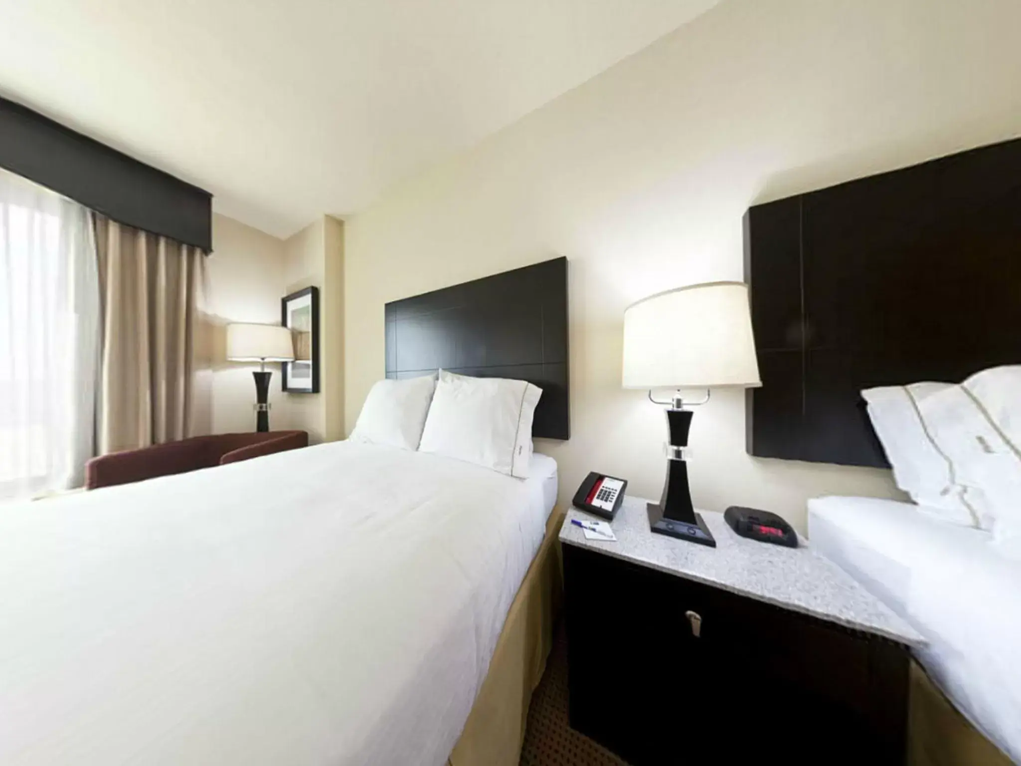 Bed in Holiday Inn Express-International Drive, an IHG Hotel