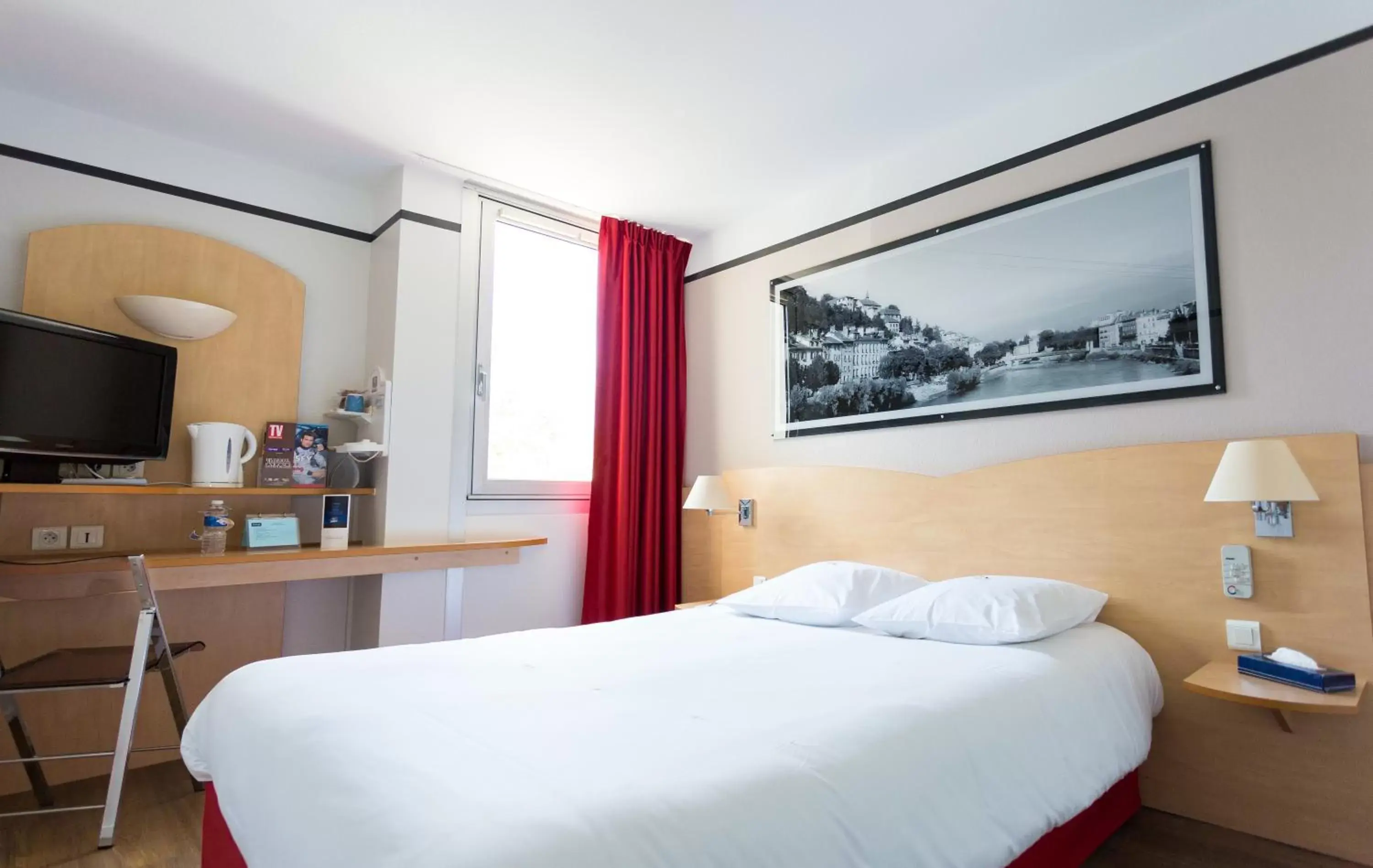 Photo of the whole room, Bed in Hotel inn Grenoble Eybens Parc des Expositions Ex Kyriad