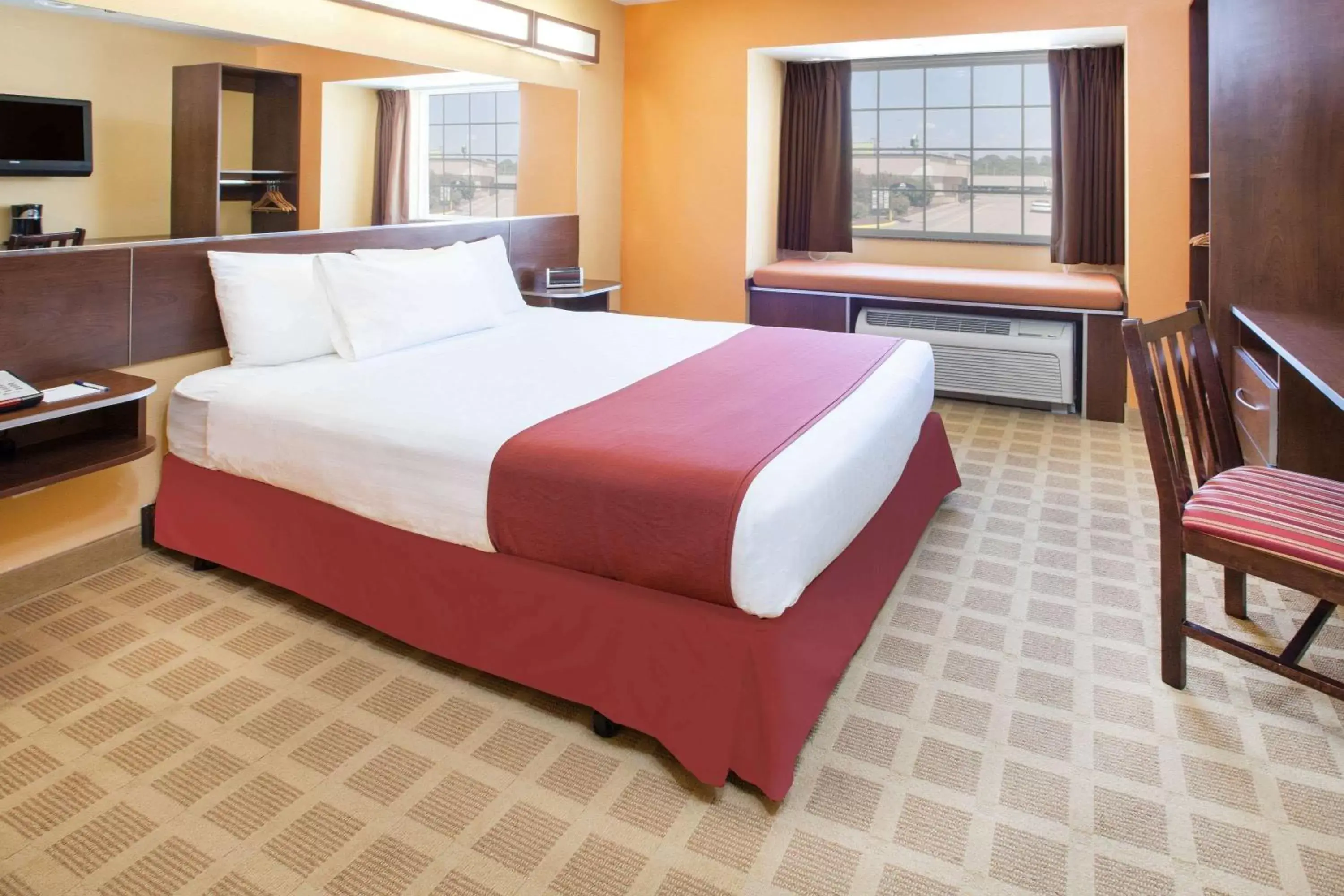 Photo of the whole room, Bed in Microtel Inn by Wyndham Stillwater