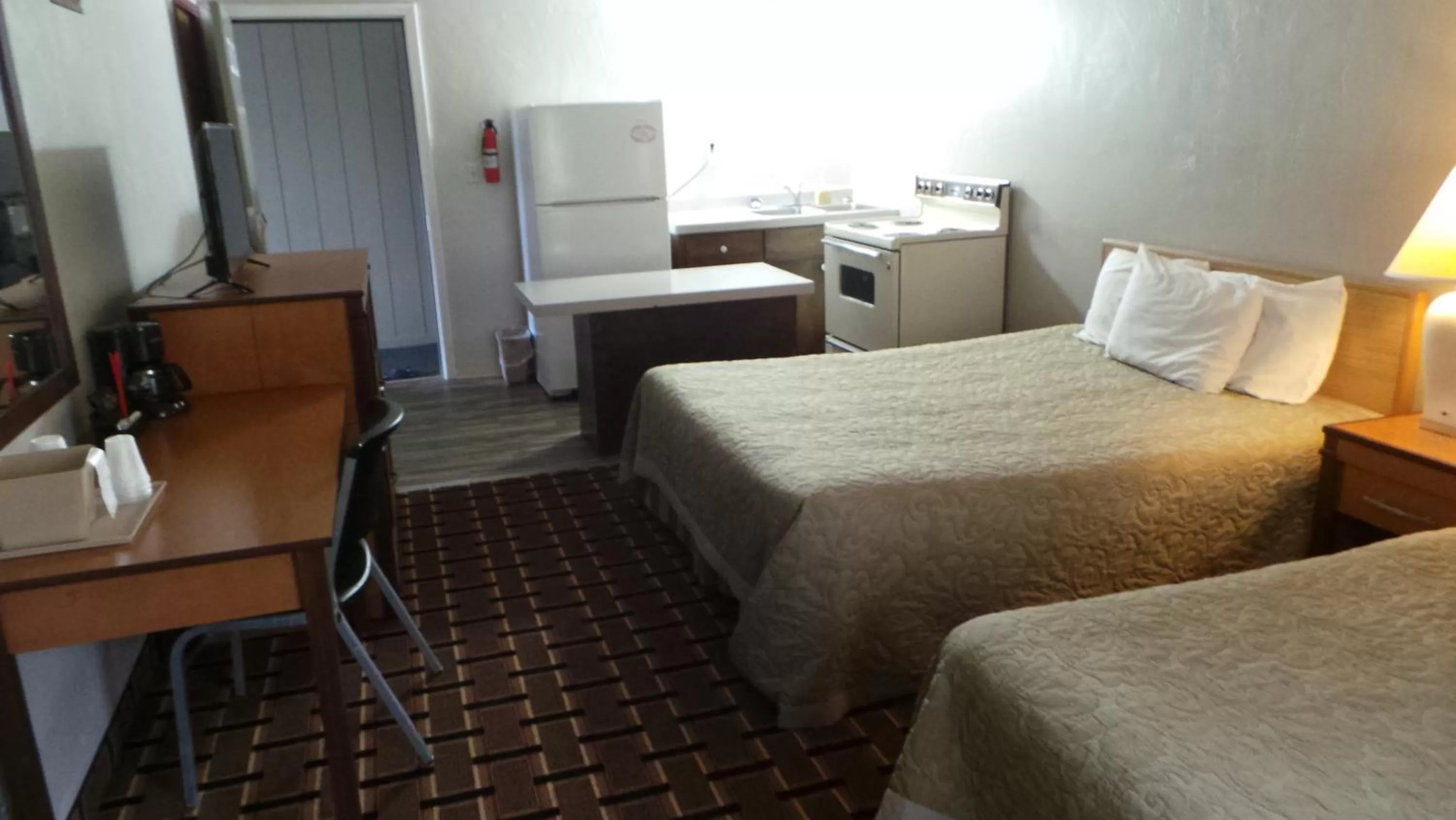 Queen Room with Two Queen Beds with Kitchenette in Anchor Bay Inn near Winchester Bay