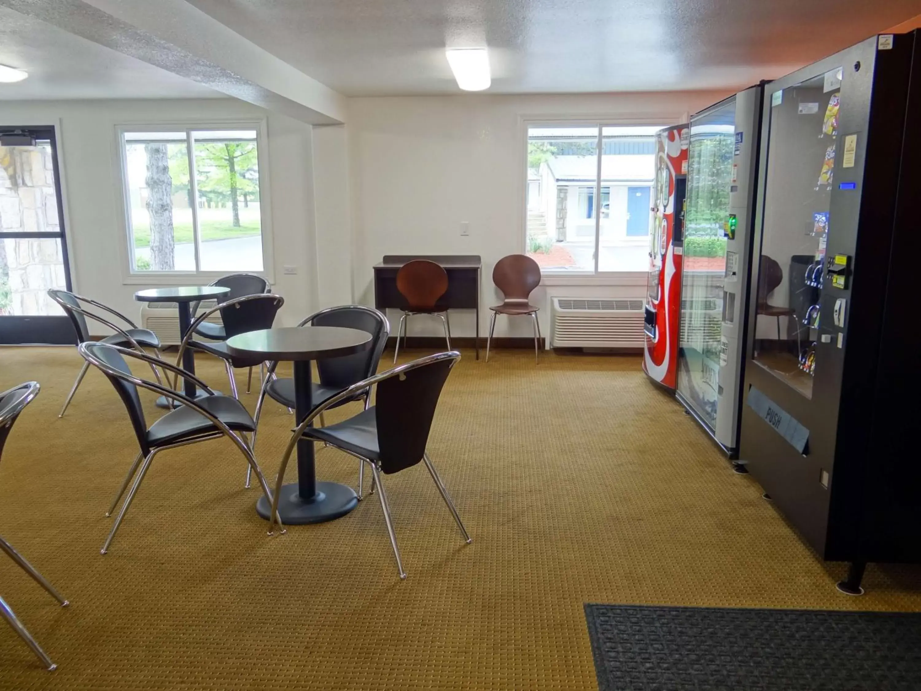 Lobby or reception, Dining Area in Motel 6-Erie, PA