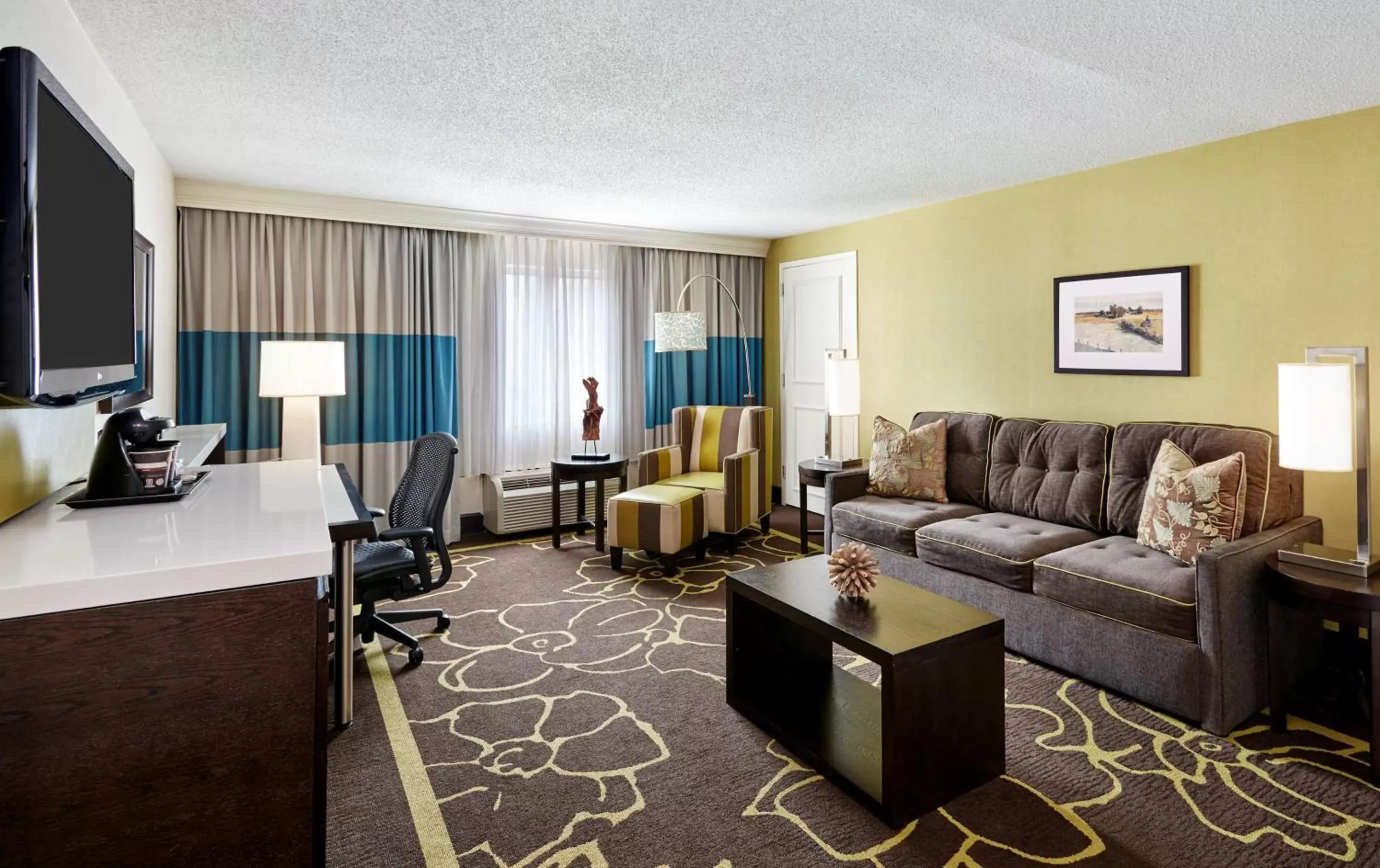 Living room, Seating Area in DoubleTree by Hilton Charlotte Gateway Village