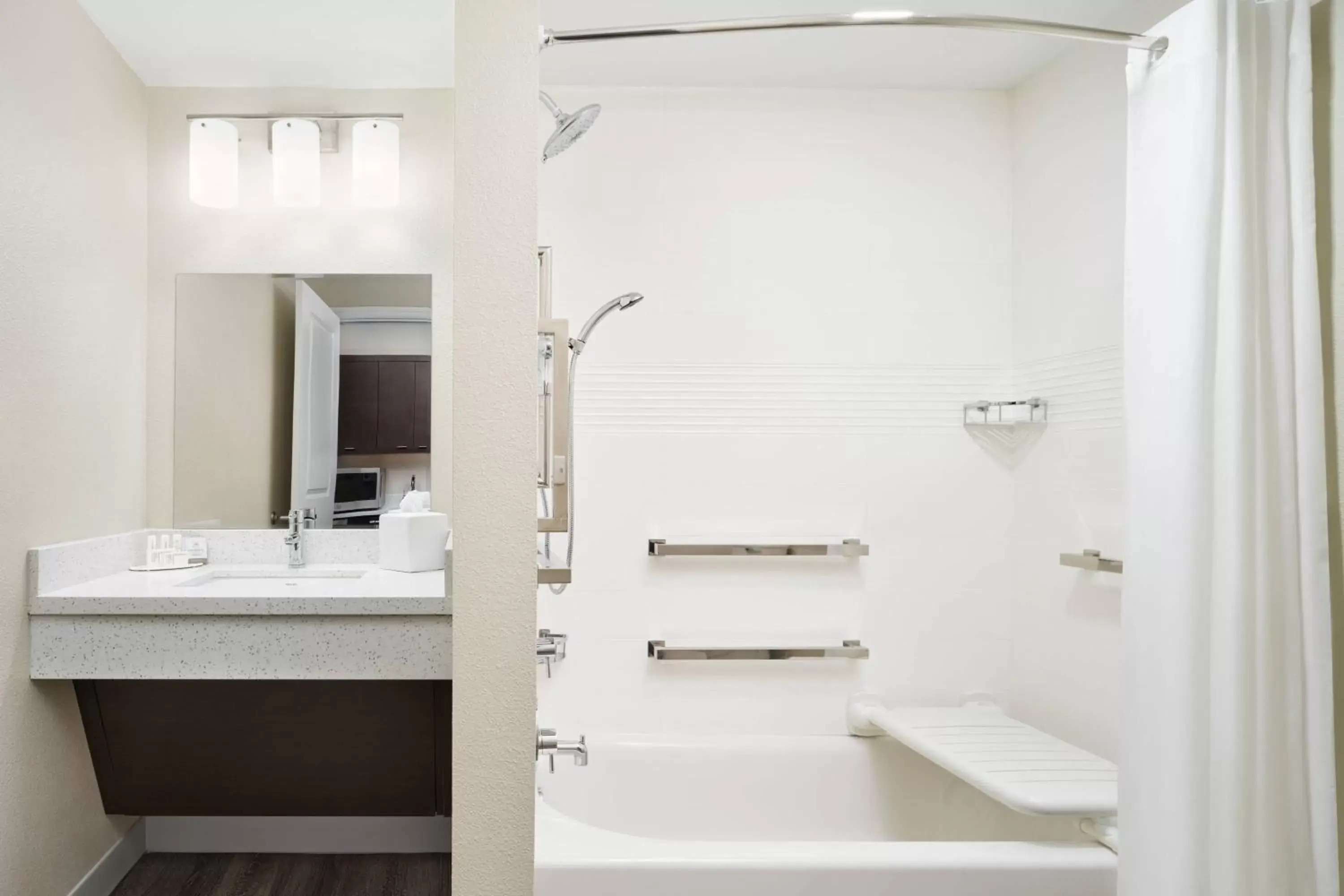 Bathroom in TownePlace Suites by Marriott Leesburg