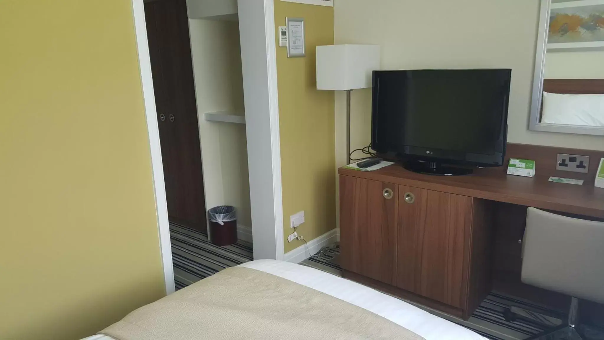 Photo of the whole room, TV/Entertainment Center in Holiday Inn Derby/Nottingham, an IHG Hotel