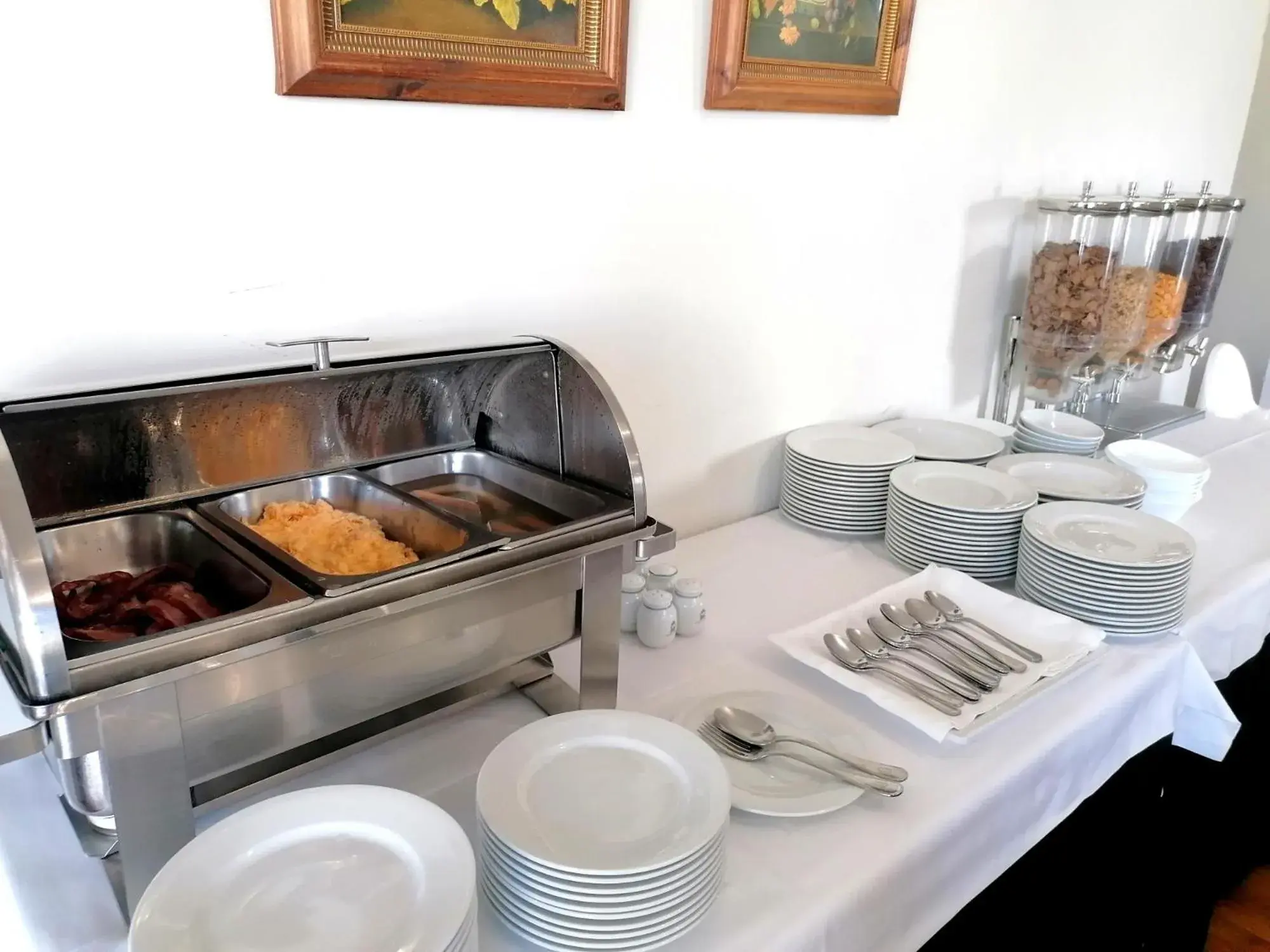 Buffet breakfast, Kitchen/Kitchenette in Pousada Barao de Forrester