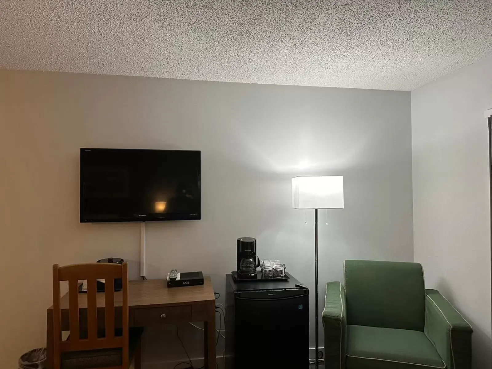 Communal lounge/ TV room, TV/Entertainment Center in Wells Gray Inn