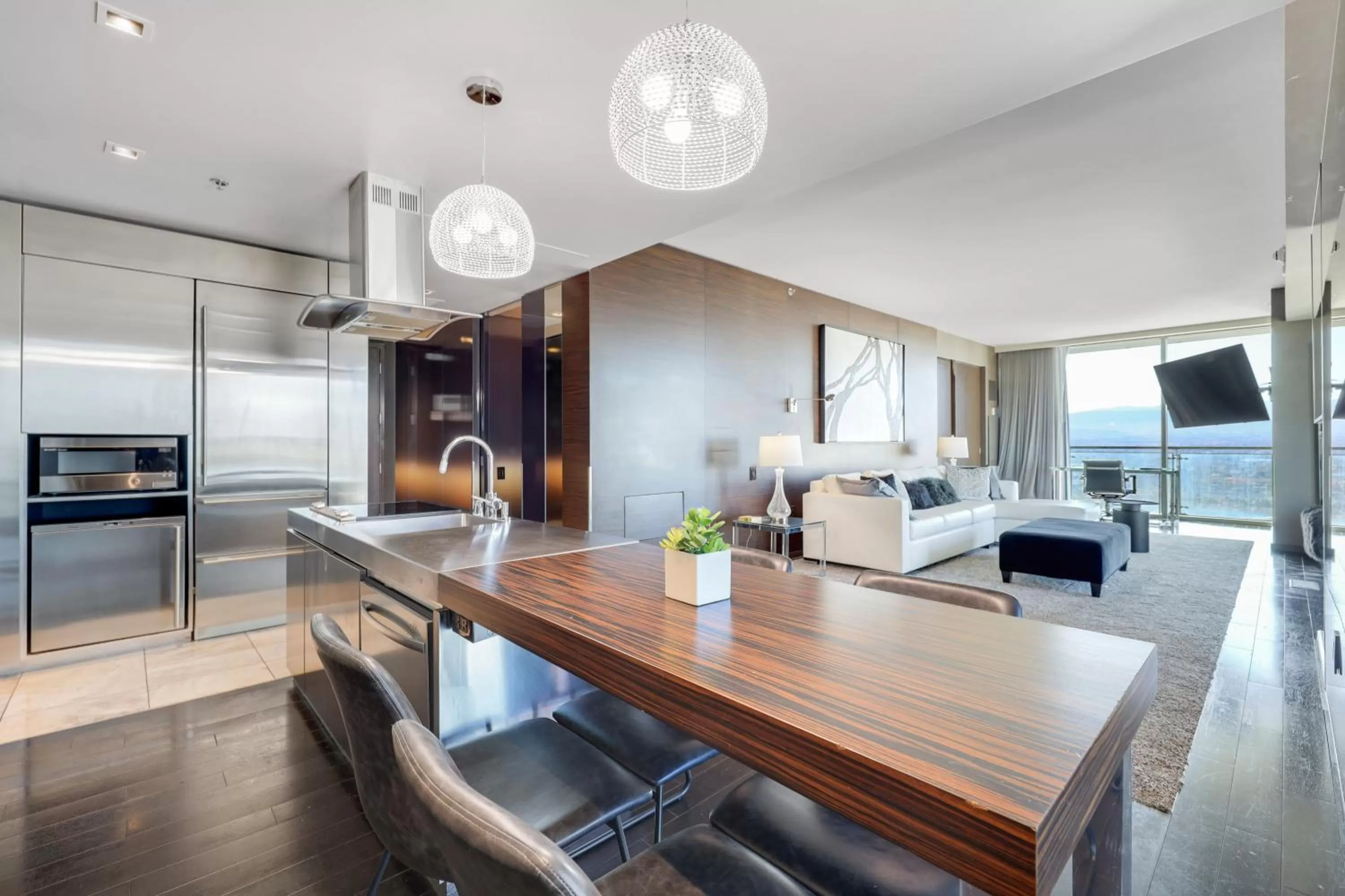 Kitchen or kitchenette in Vegas Palms HIGH 52nd fl. 1BDR corner penthouse 1220sqft