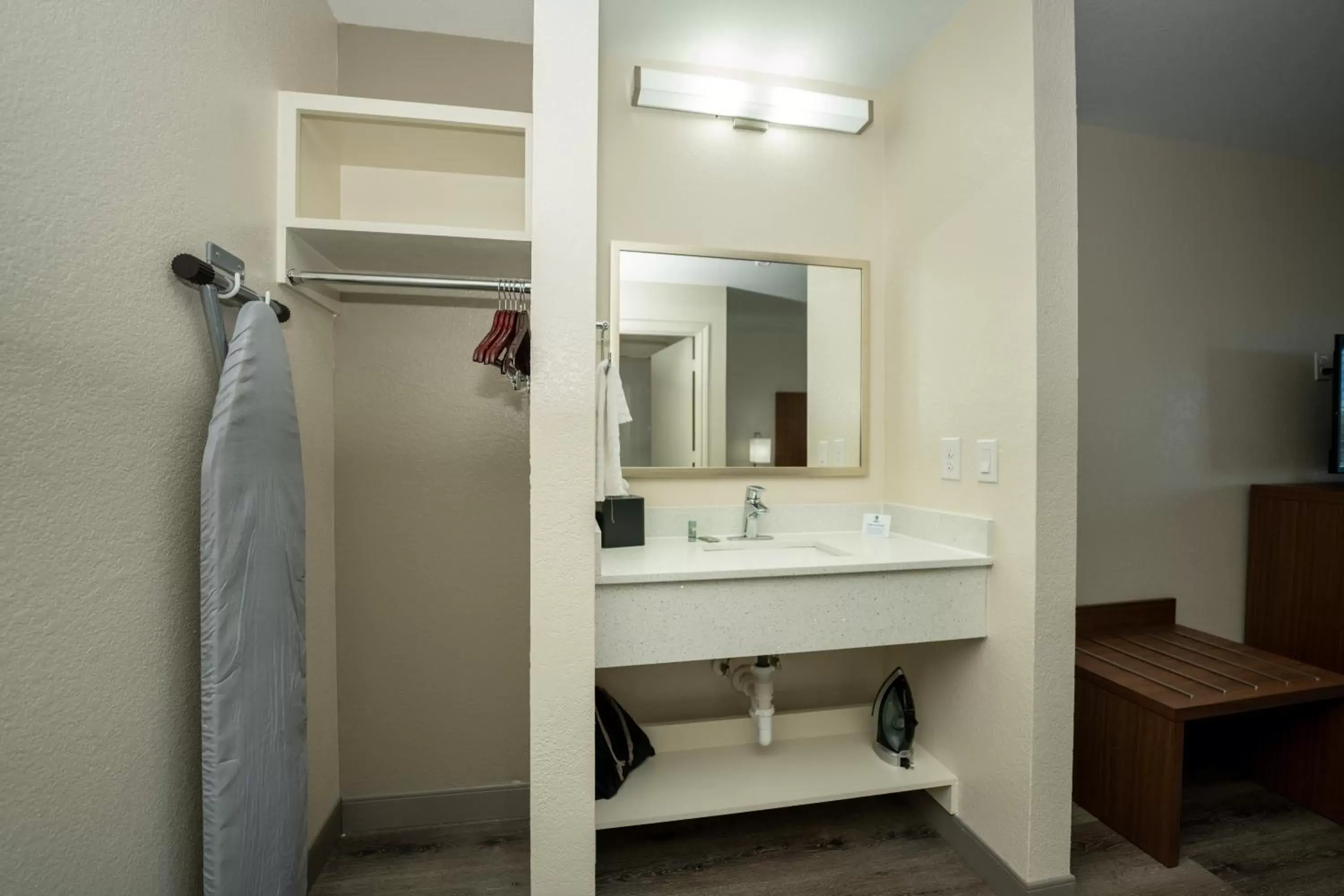 Photo of the whole room, Bathroom in Best Western Houston Bush Intercontinental Airport Inn