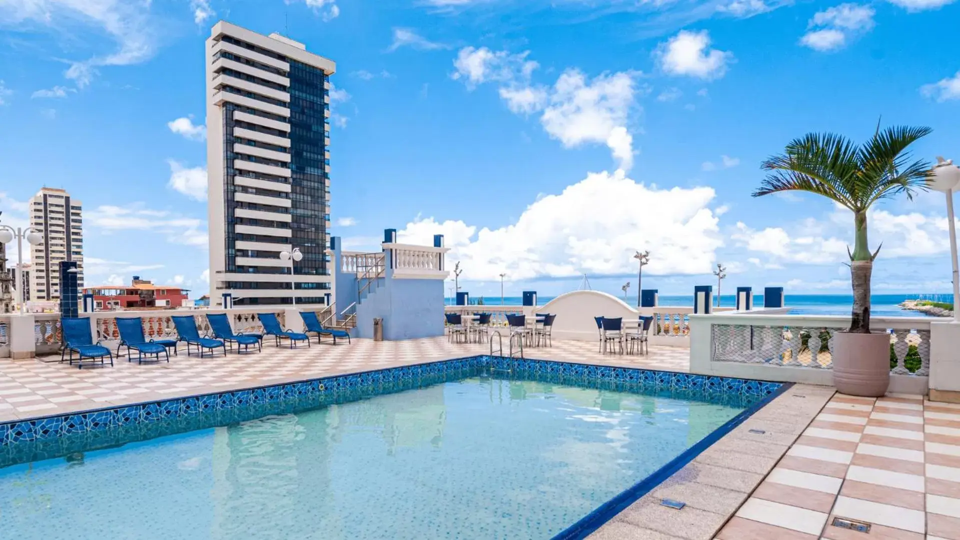 Swimming Pool in Hotel Sonata de Iracema