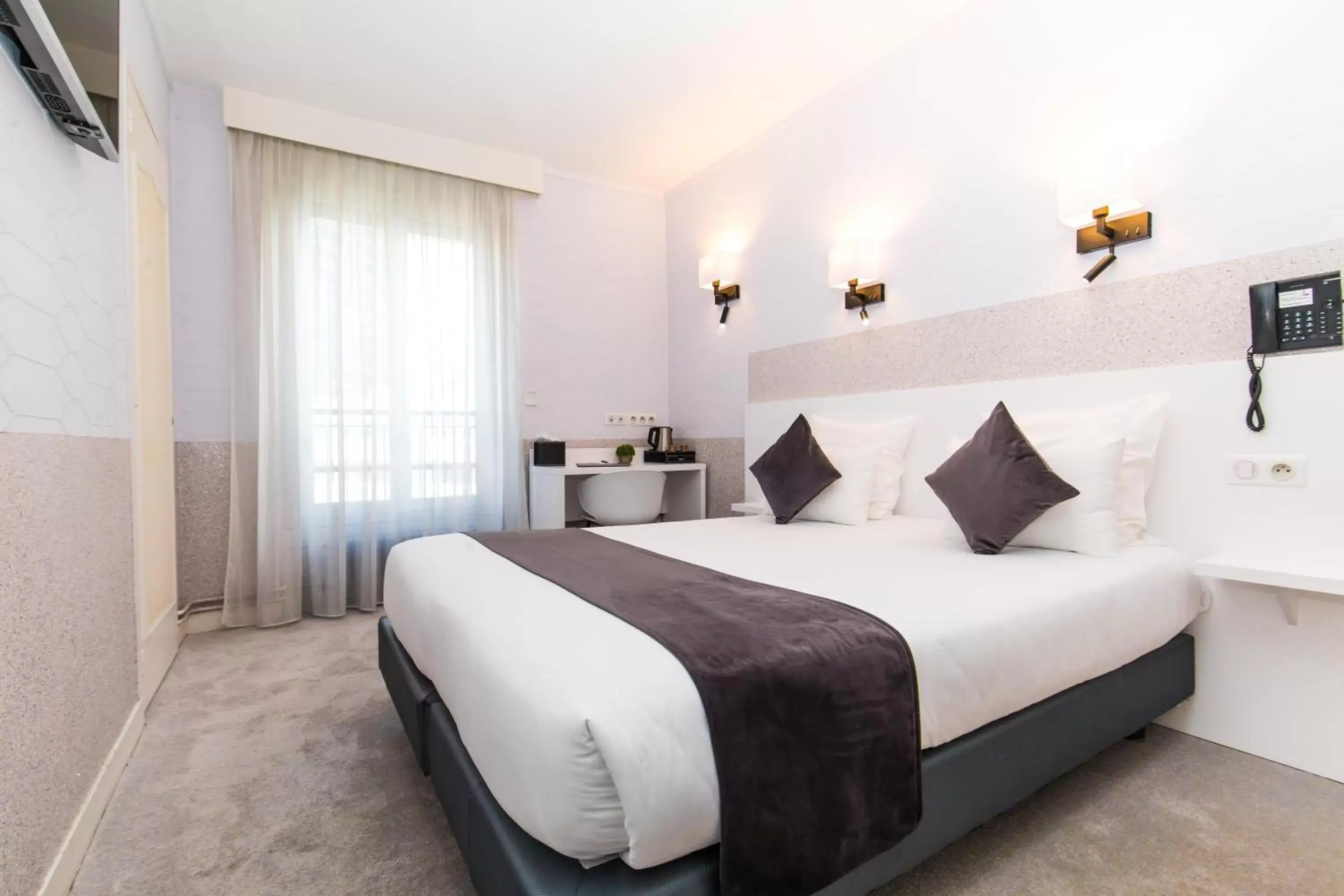 TV and multimedia, Bed in HOTEL DE PARIS MONTPARNASSE