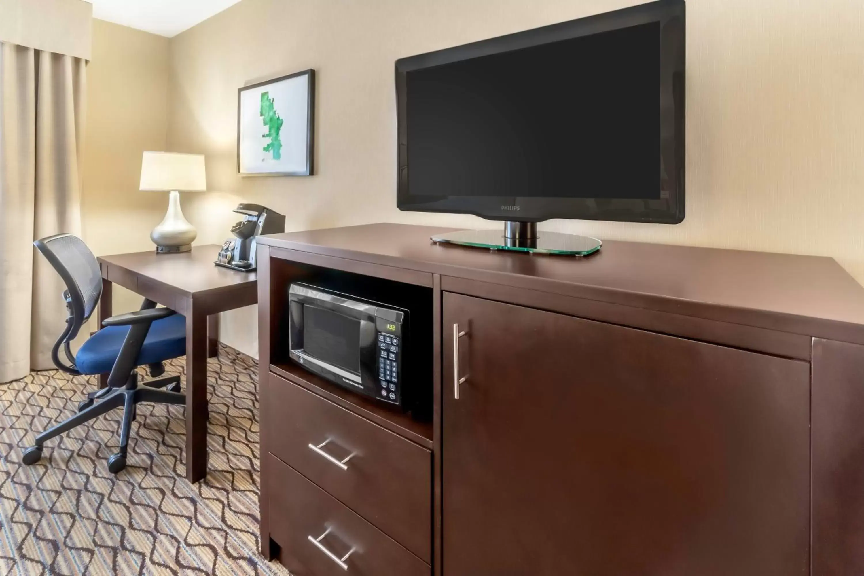 Photo of the whole room, Coffee/Tea Facilities in Holiday Inn Milwaukee Airport, an IHG Hotel