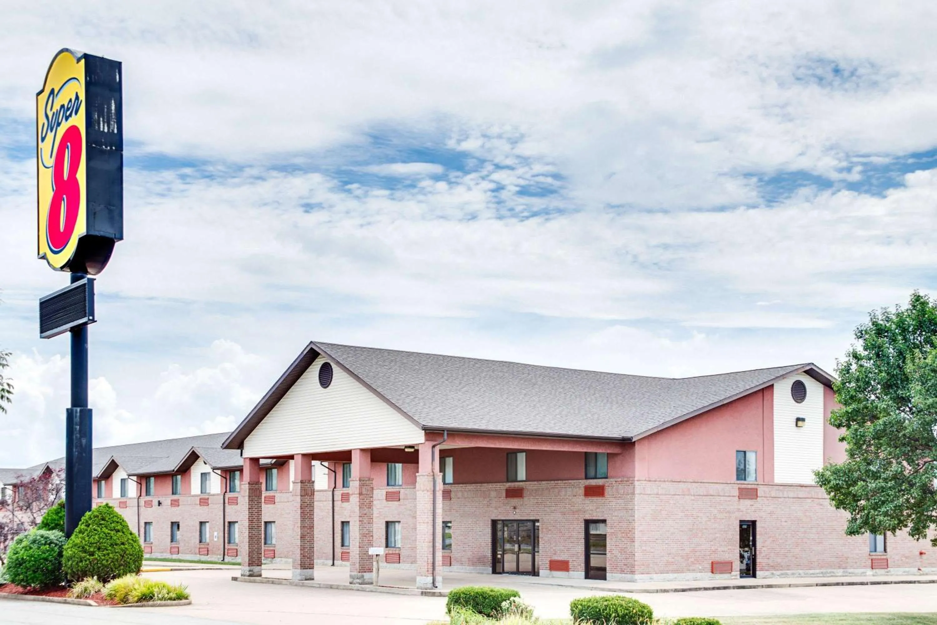 Property building in Super 8 by Wyndham Springfield-Battlefield