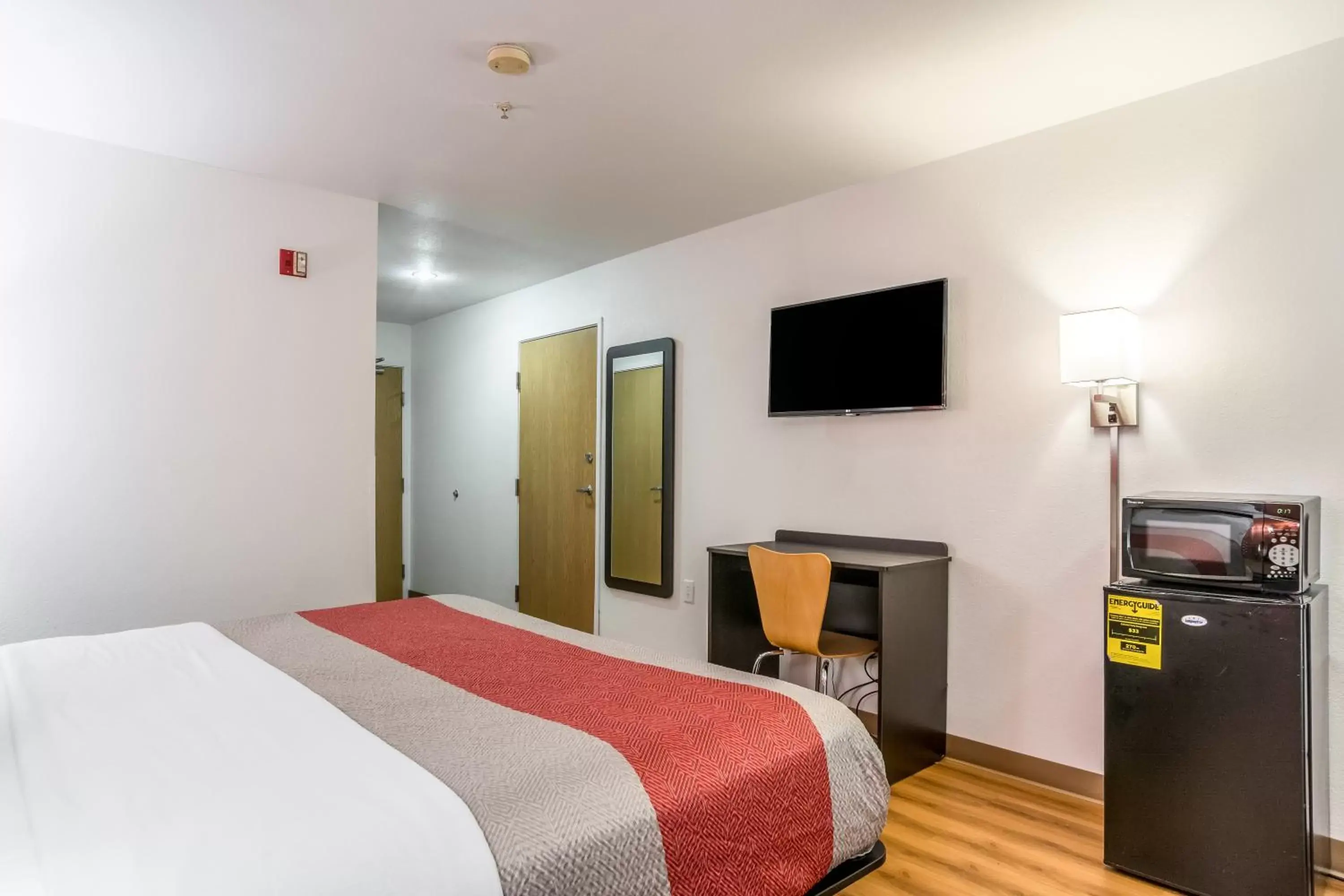 Bedroom, Bed in Motel 6-Barkeyville, PA