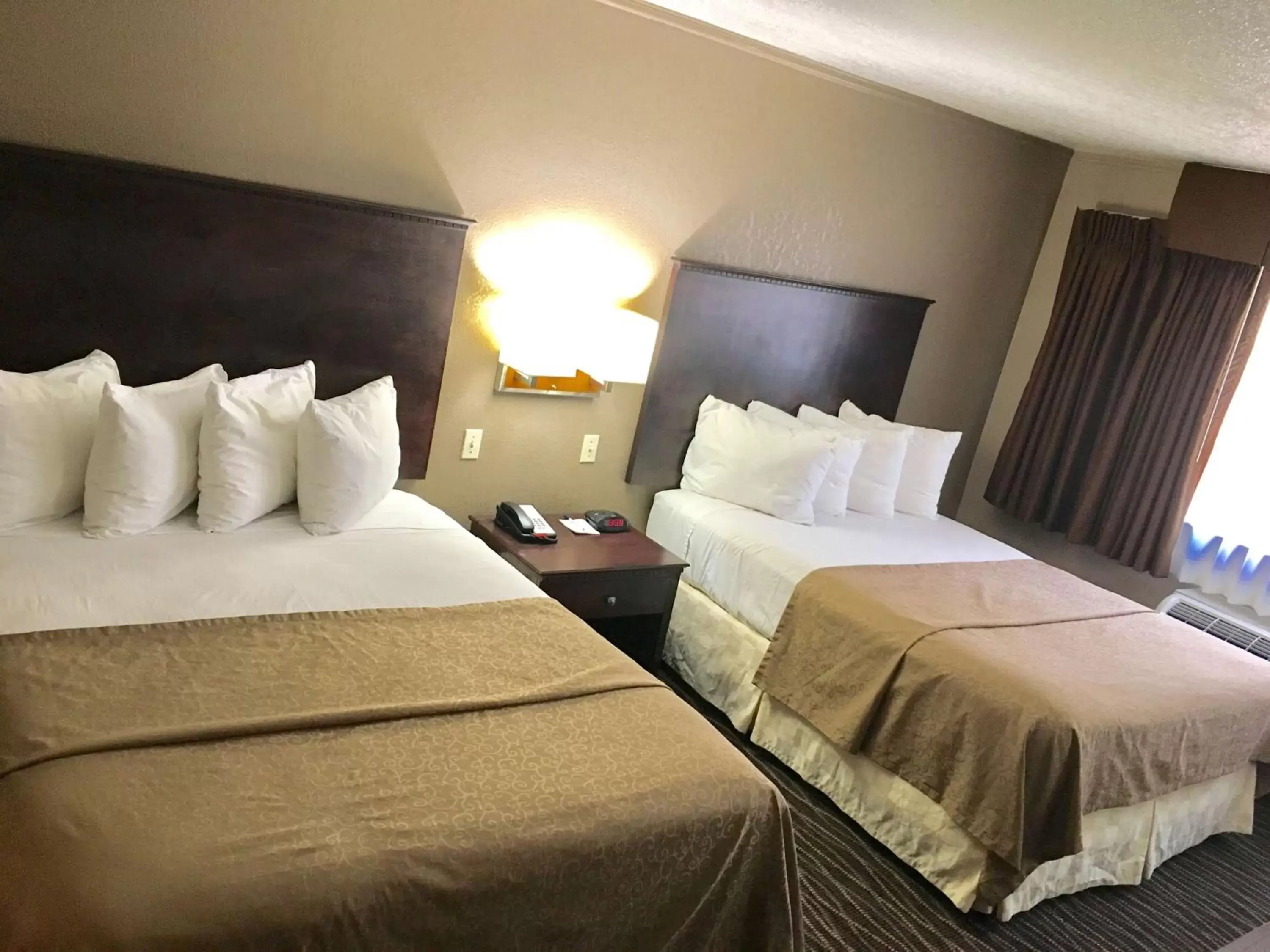 Photo of the whole room, Bed in Best Western San Marcos