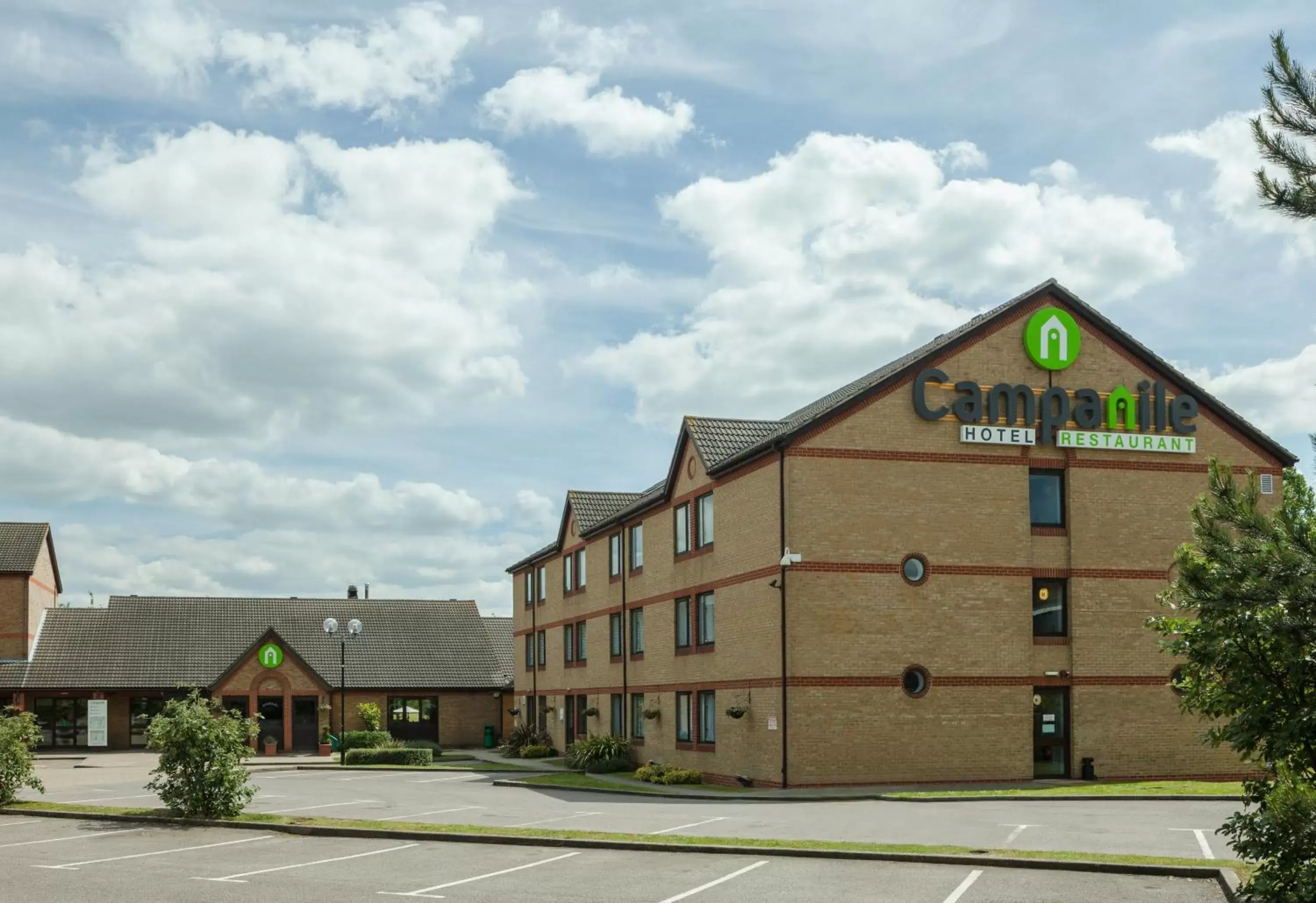 Facade/entrance, Property Building in Campanile Hotel Dartford