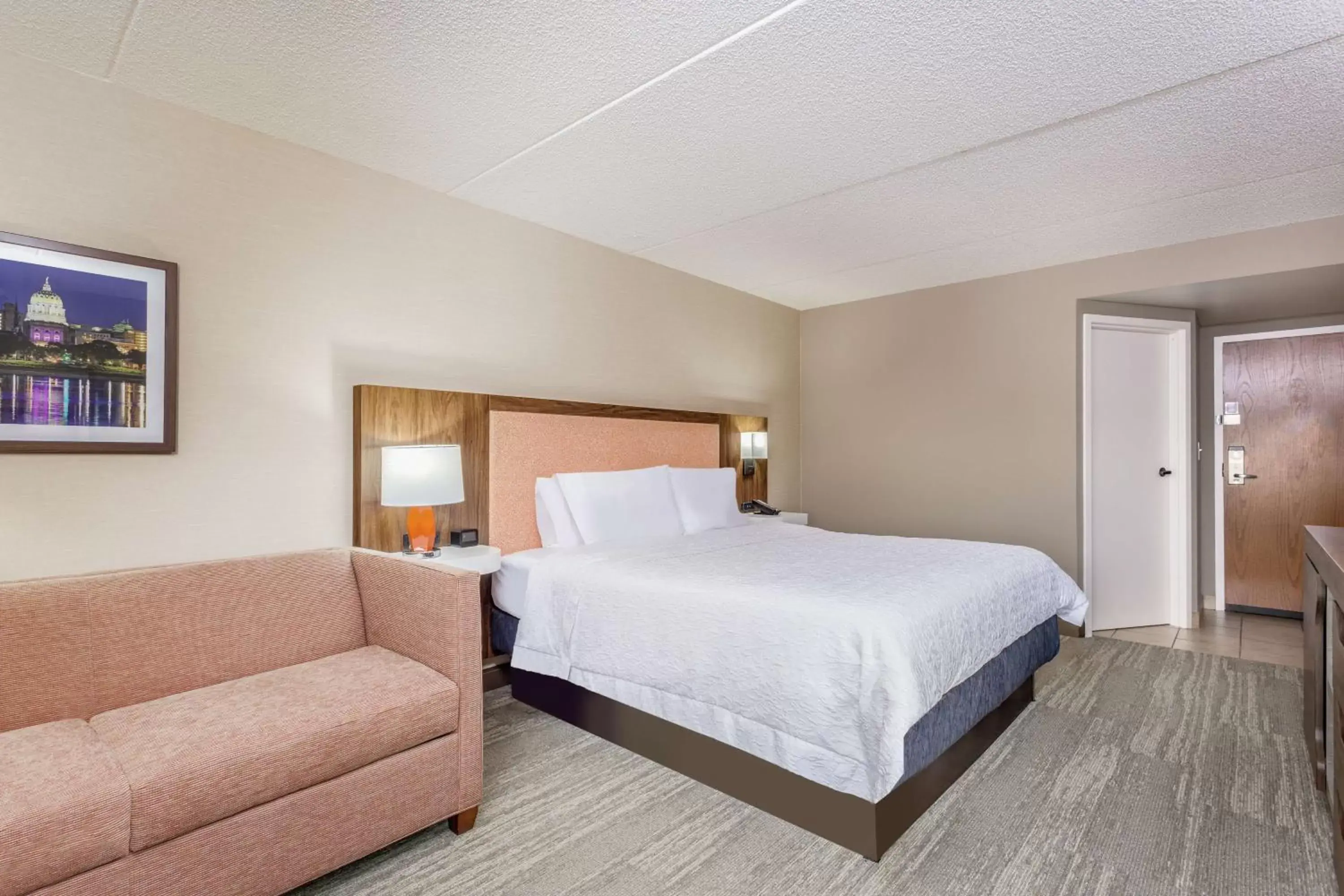 Living room, Bed in Hampton Inn Harrisburg-East/Hershey