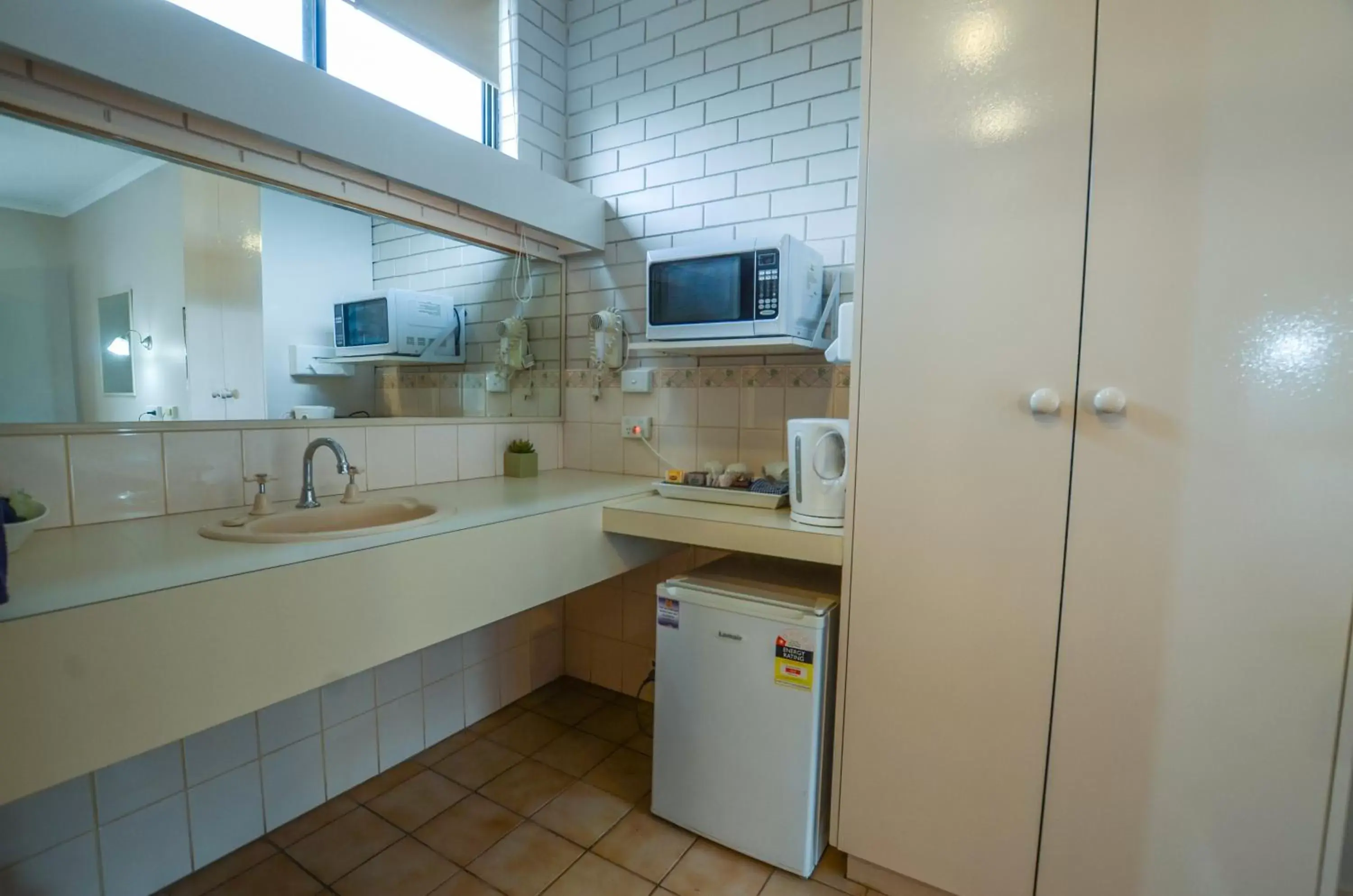 Bathroom, Kitchen/Kitchenette in Paddlewheel Motel