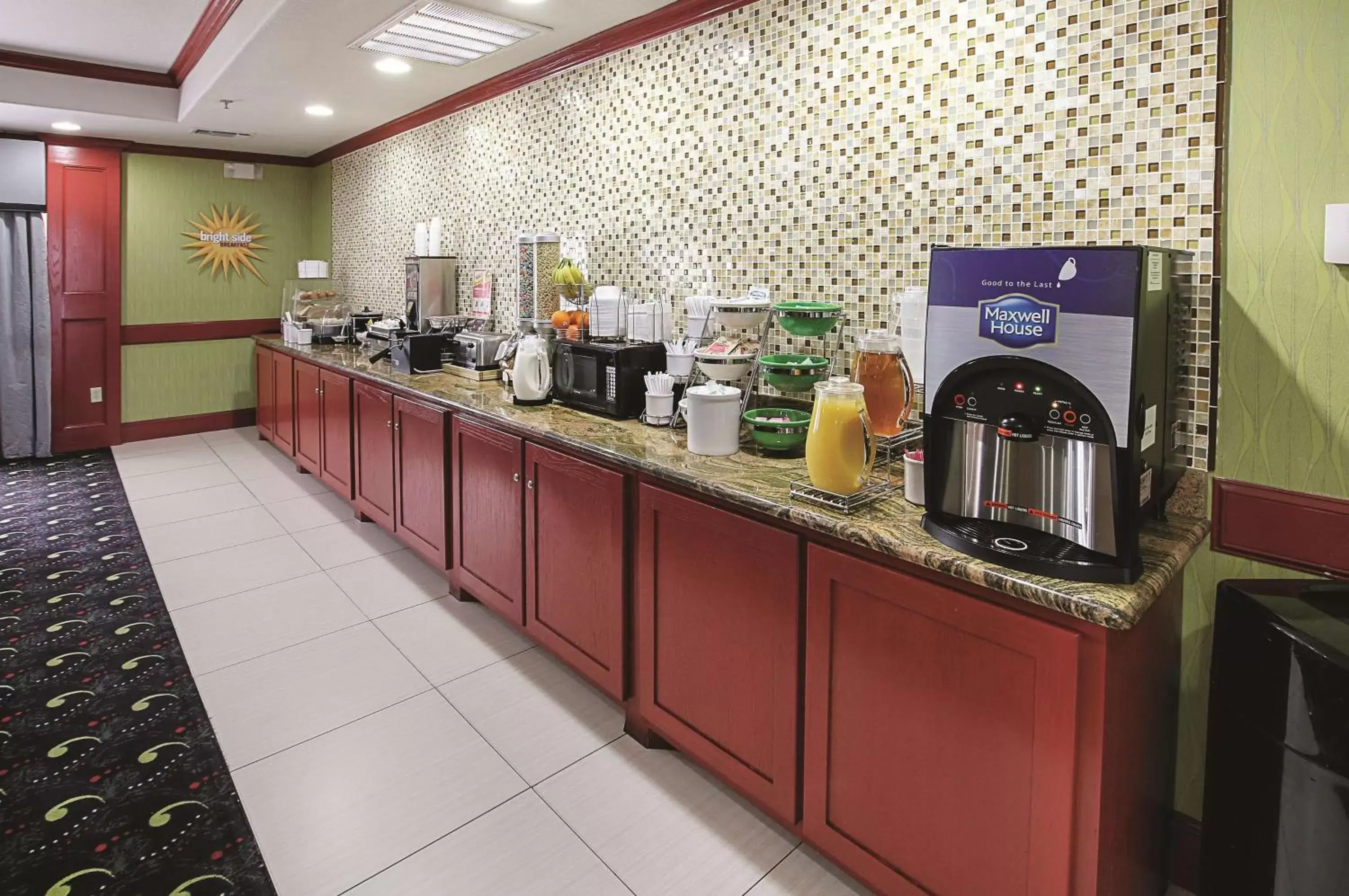 Restaurant/places to eat in La Quinta Inn & Suites by Wyndham South Dallas - Hutchins