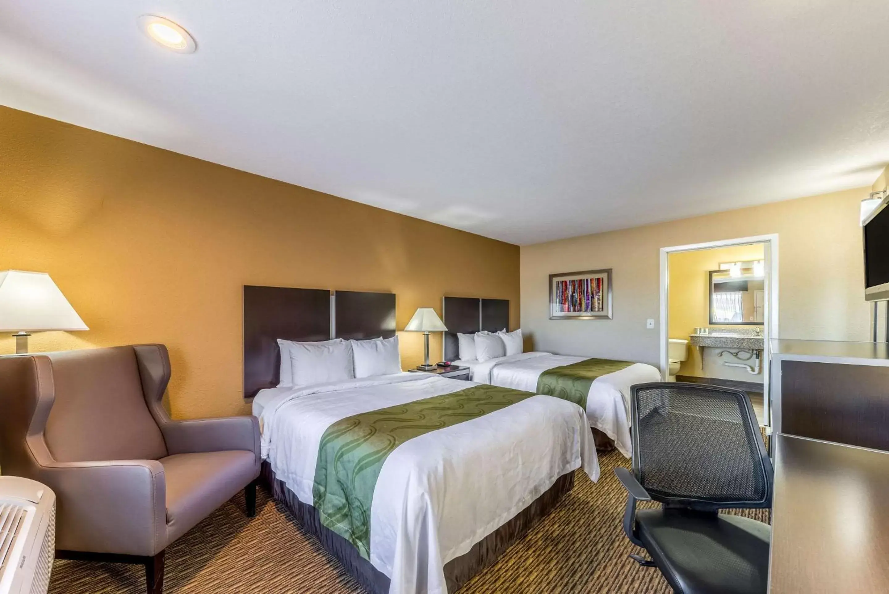Photo of the whole room, Bed in Quality Inn Glenpool - Tulsa