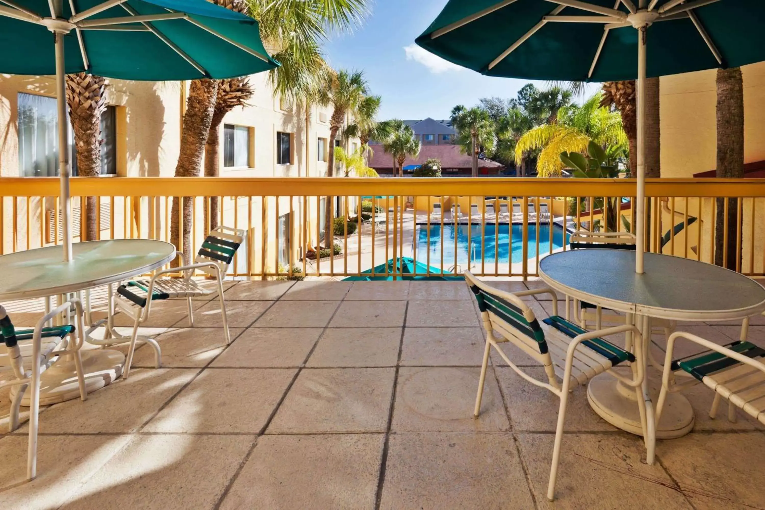 Property building, Swimming Pool in La Quinta by Wyndham St. Pete-Clearwater Airport